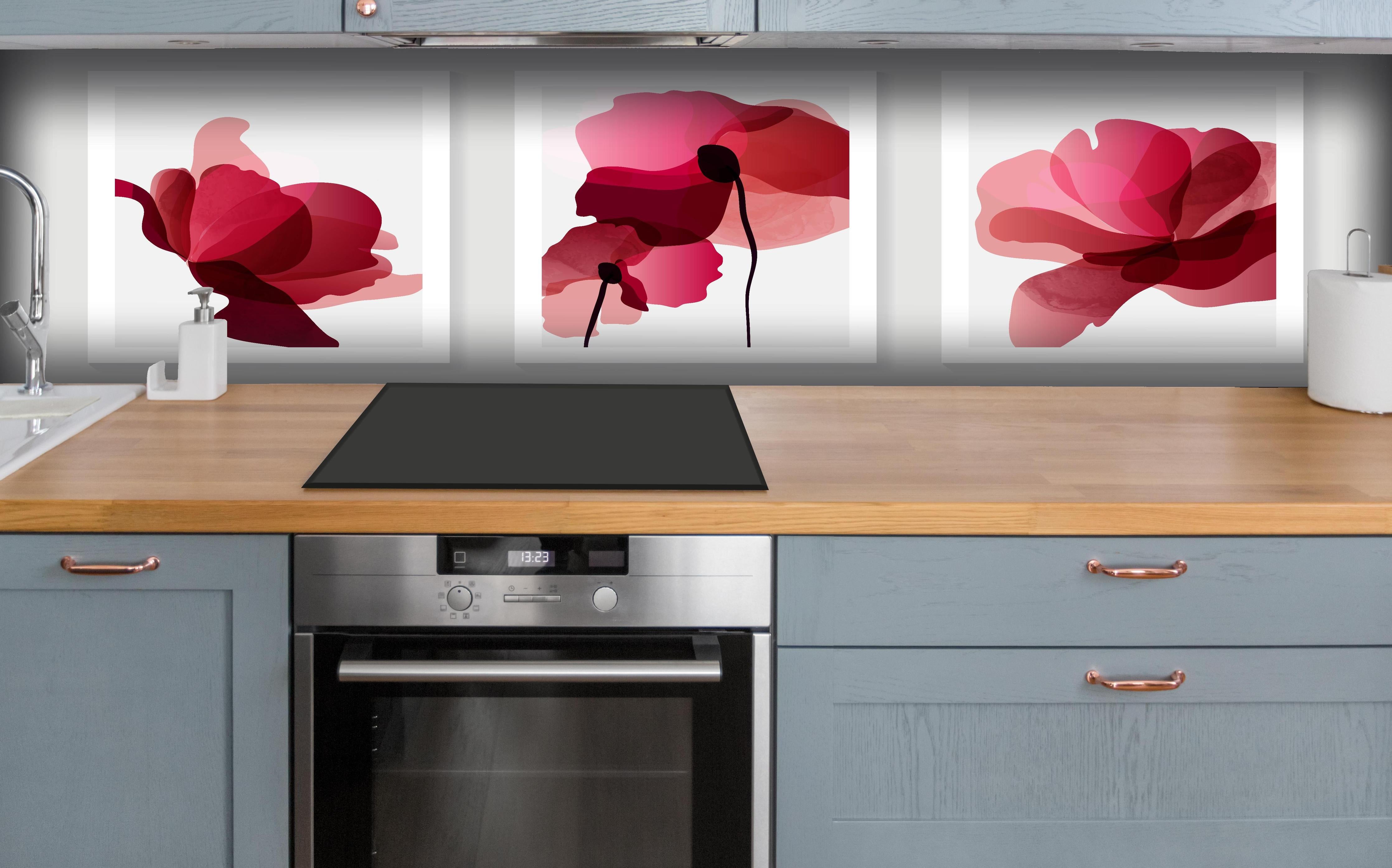 Küche - Abstrakte Florale Kunst Rot-Töne hinter weißen Hochglanz-Küchenregalen und schwarzem Wasserhahn