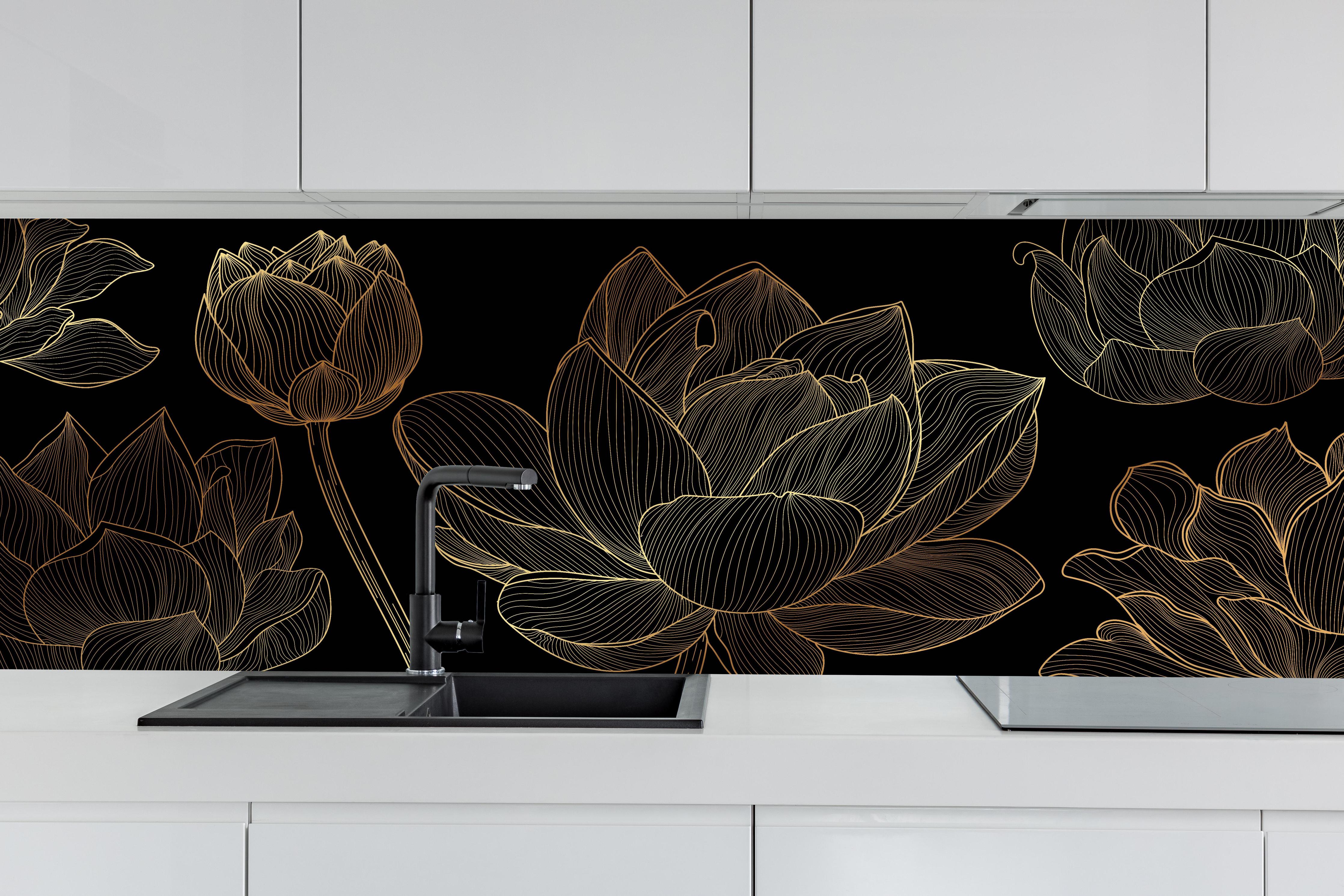 Küche - Abstrakte Goldene Blumen Lineart hinter weißen Hochglanz-Küchenregalen und schwarzem Wasserhahn