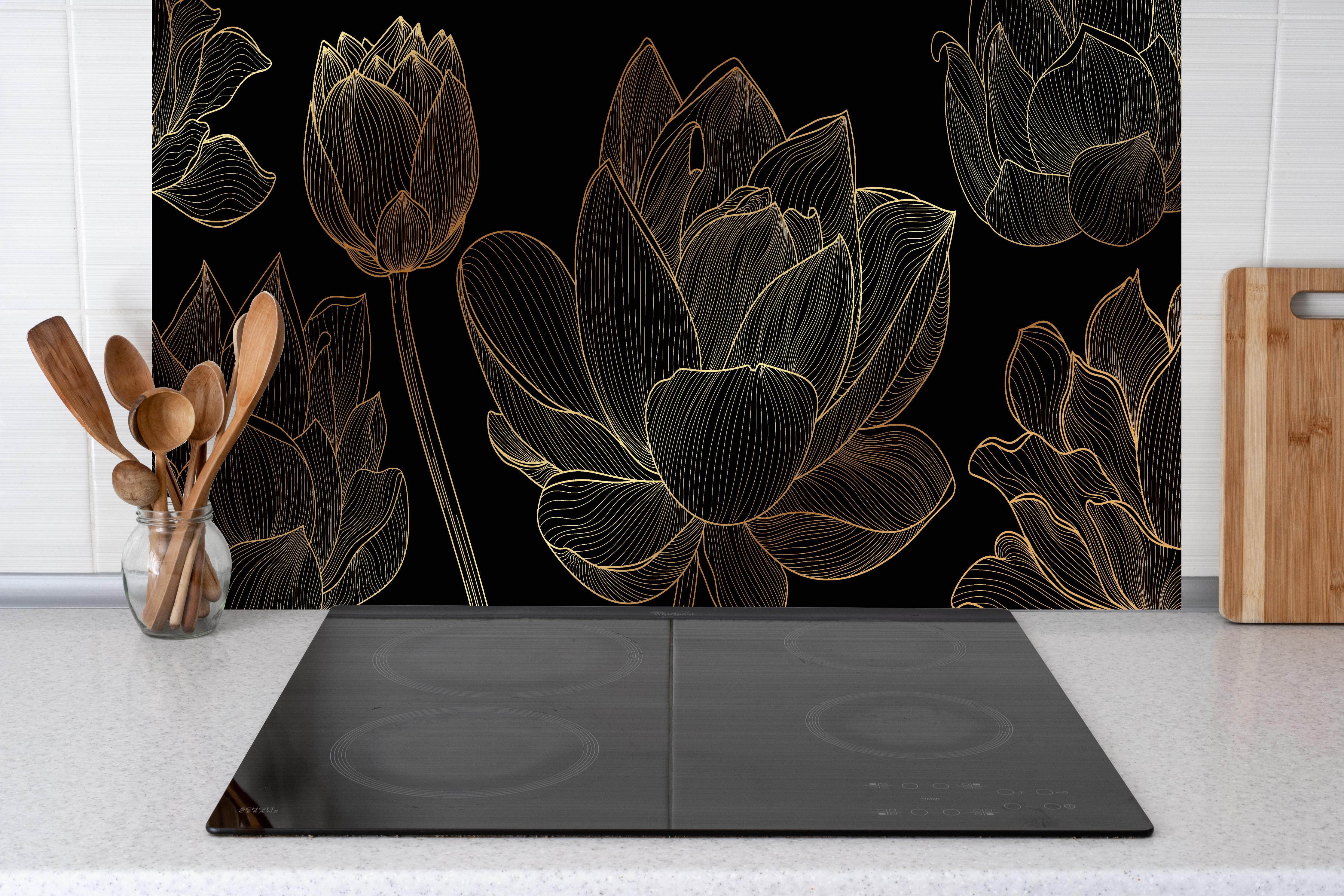 Küche - Abstrakte Goldene Blumen Lineart hinter weißen Hochglanz-Küchenregalen und schwarzem Wasserhahn