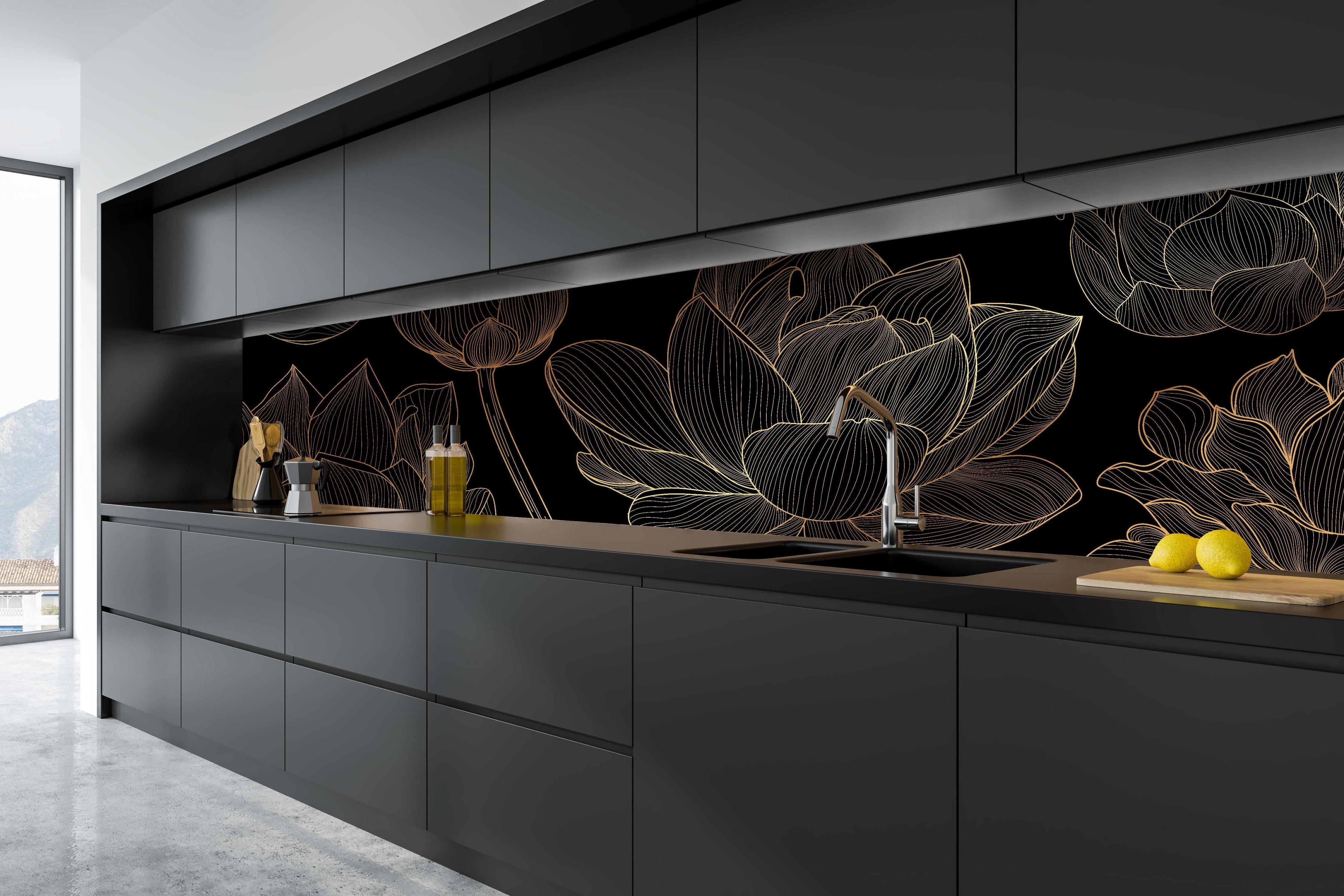 Küche - Abstrakte Goldene Blumen Lineart hinter weißen Hochglanz-Küchenregalen und schwarzem Wasserhahn