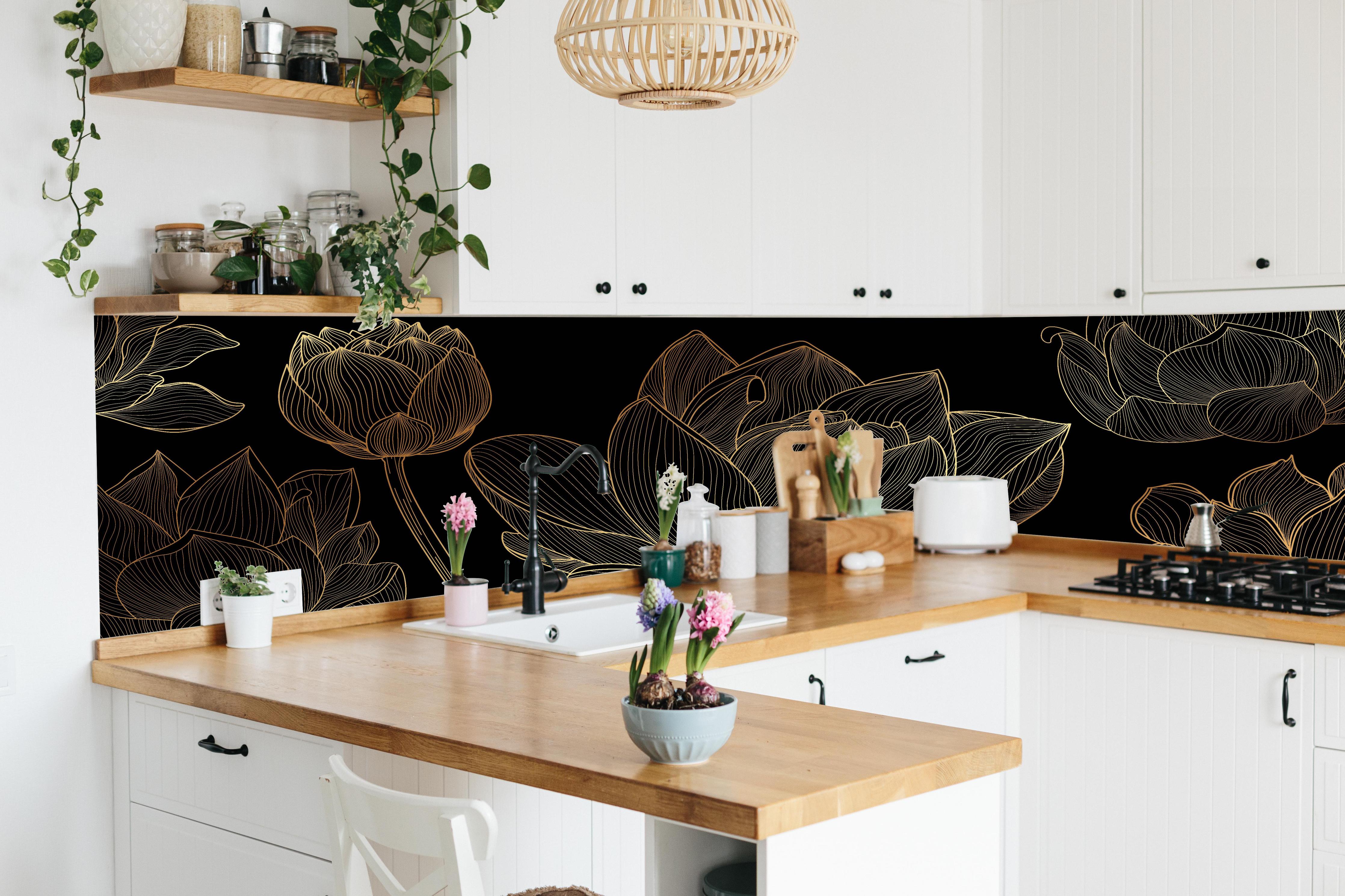 Küche - Abstrakte Goldene Blumen Lineart hinter weißen Hochglanz-Küchenregalen und schwarzem Wasserhahn