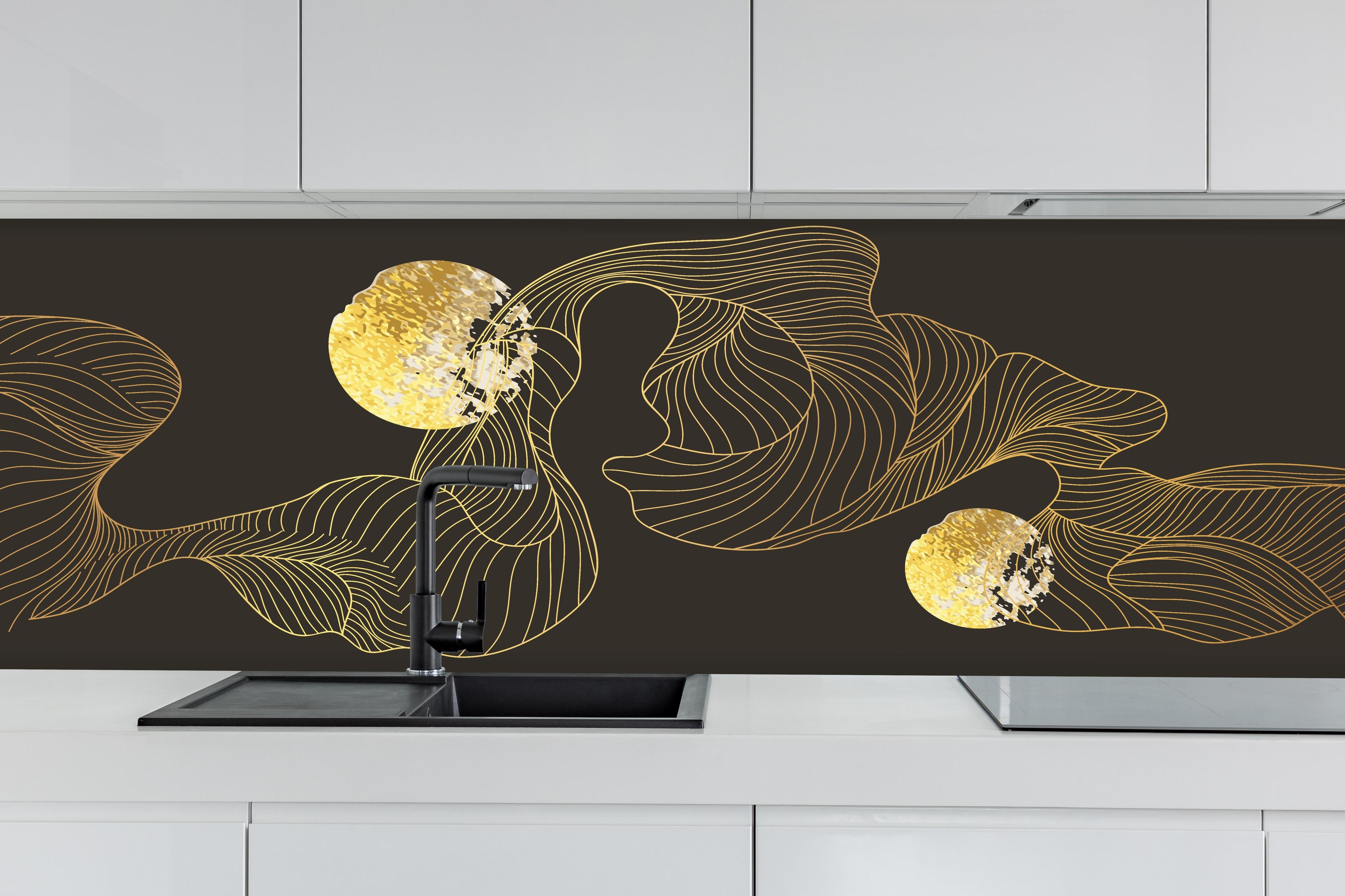 Küche - Abstrakte Goldene Lineart auf Schwarz hinter weißen Hochglanz-Küchenregalen und schwarzem Wasserhahn