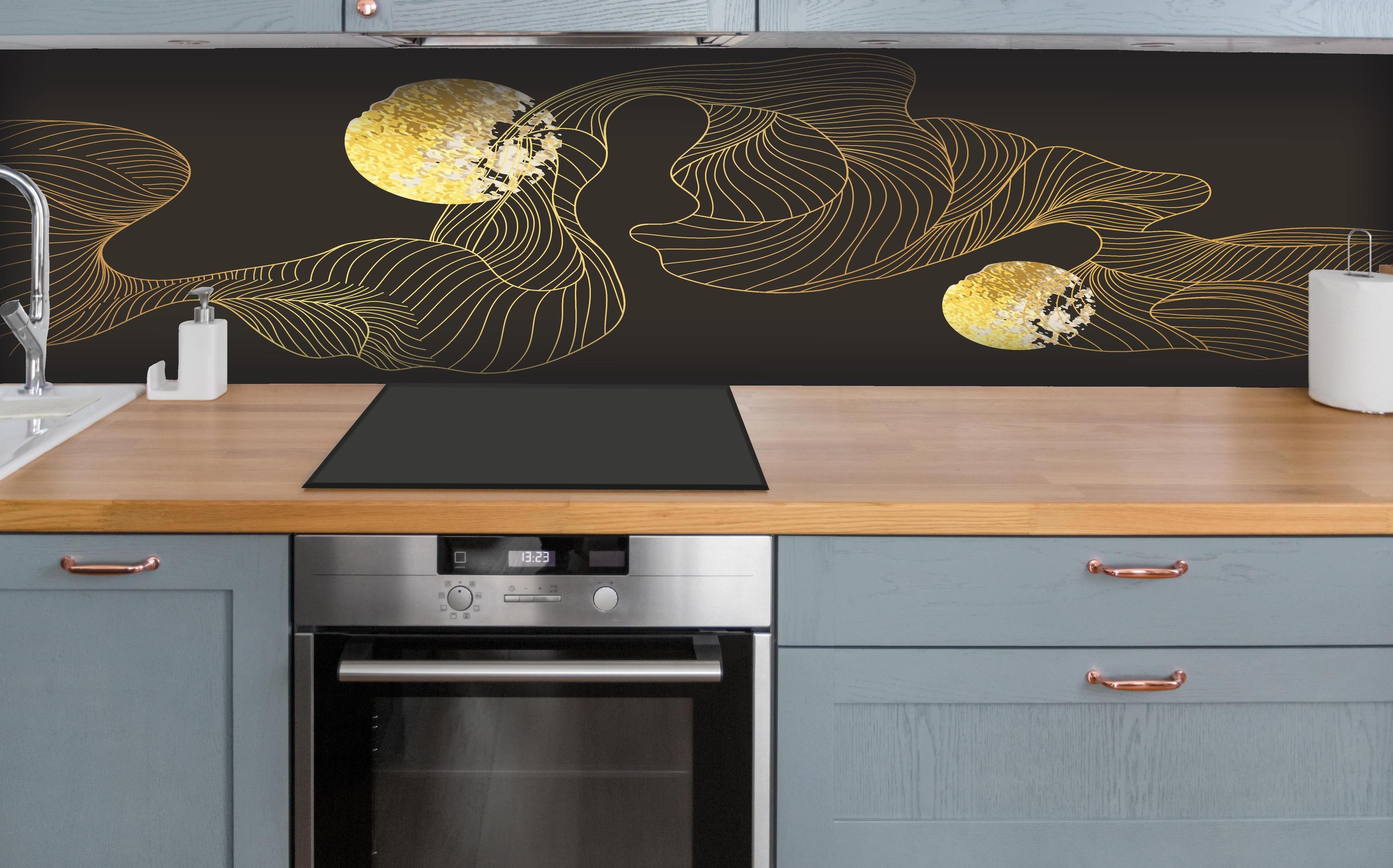 Küche - Abstrakte Goldene Lineart auf Schwarz hinter weißen Hochglanz-Küchenregalen und schwarzem Wasserhahn