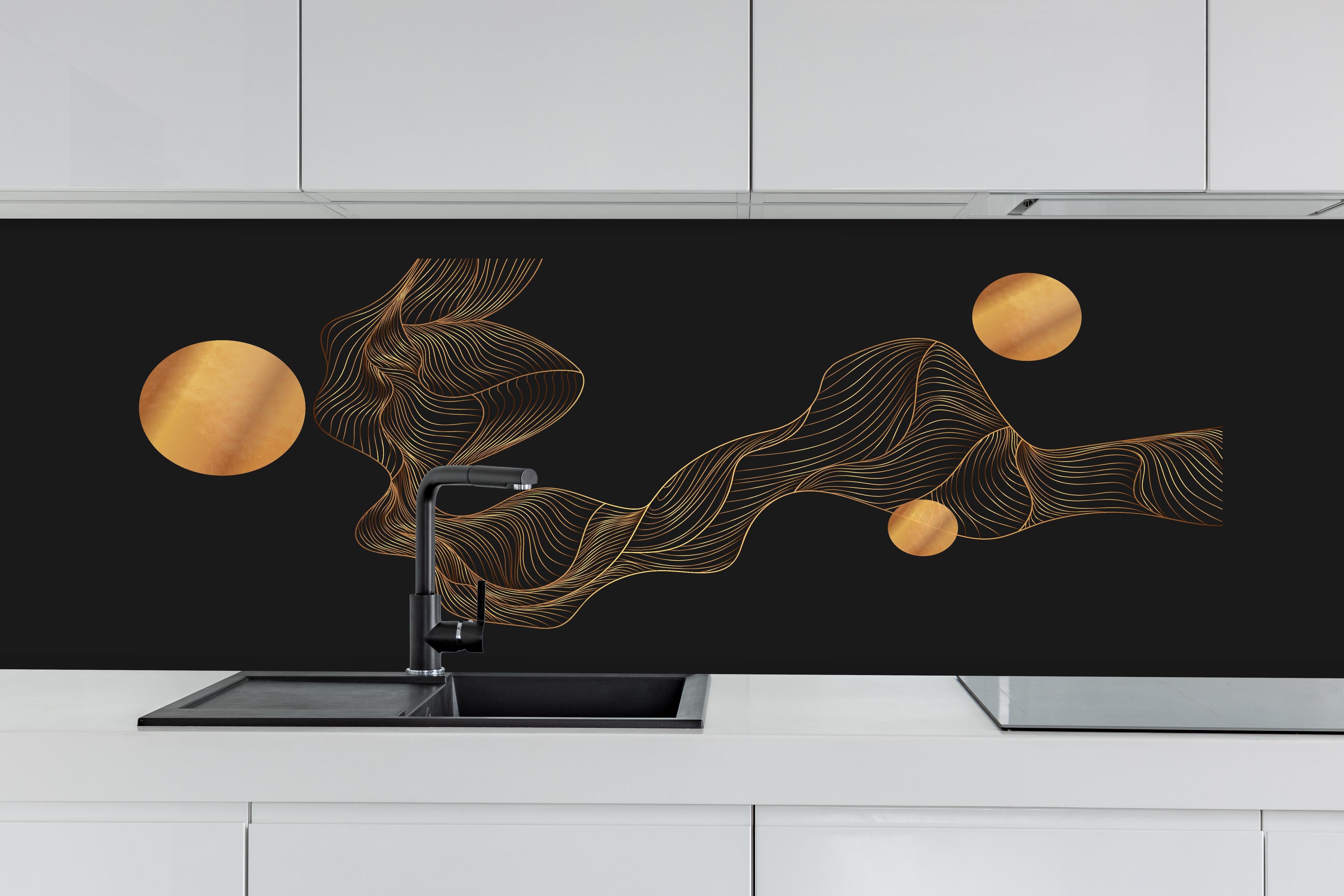 Küche - Abstrakte Goldene Wellen und Kugeln hinter weißen Hochglanz-Küchenregalen und schwarzem Wasserhahn