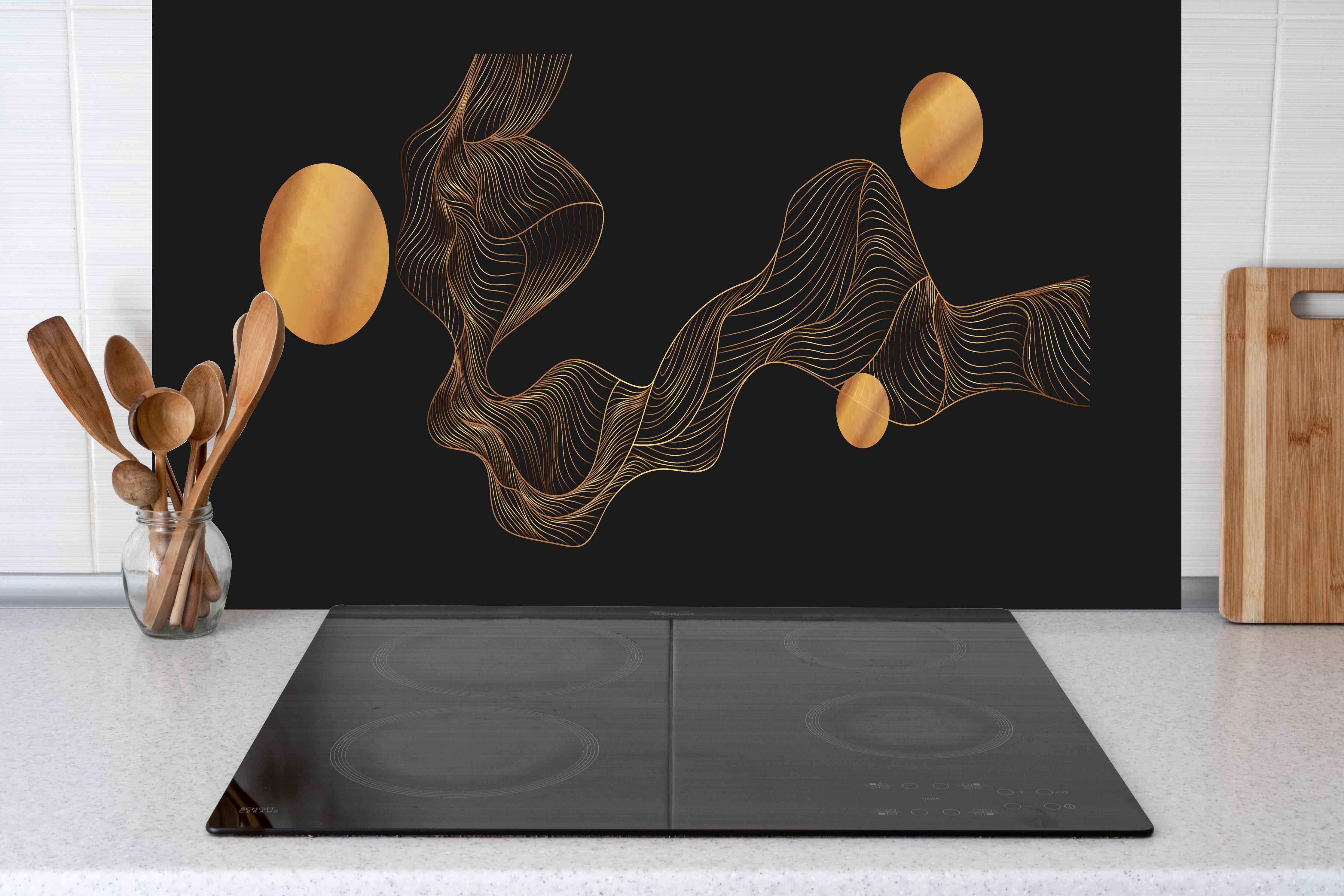 Küche - Abstrakte Goldene Wellen und Kugeln hinter weißen Hochglanz-Küchenregalen und schwarzem Wasserhahn