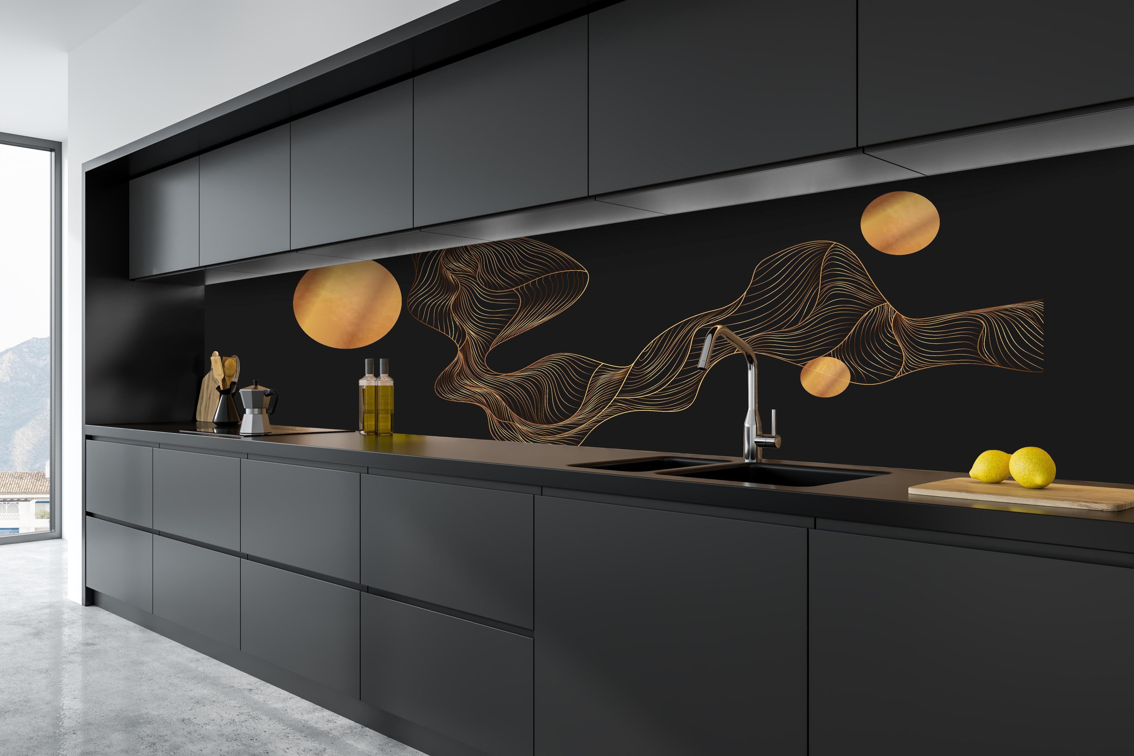 Küche - Abstrakte Goldene Wellen und Kugeln hinter weißen Hochglanz-Küchenregalen und schwarzem Wasserhahn