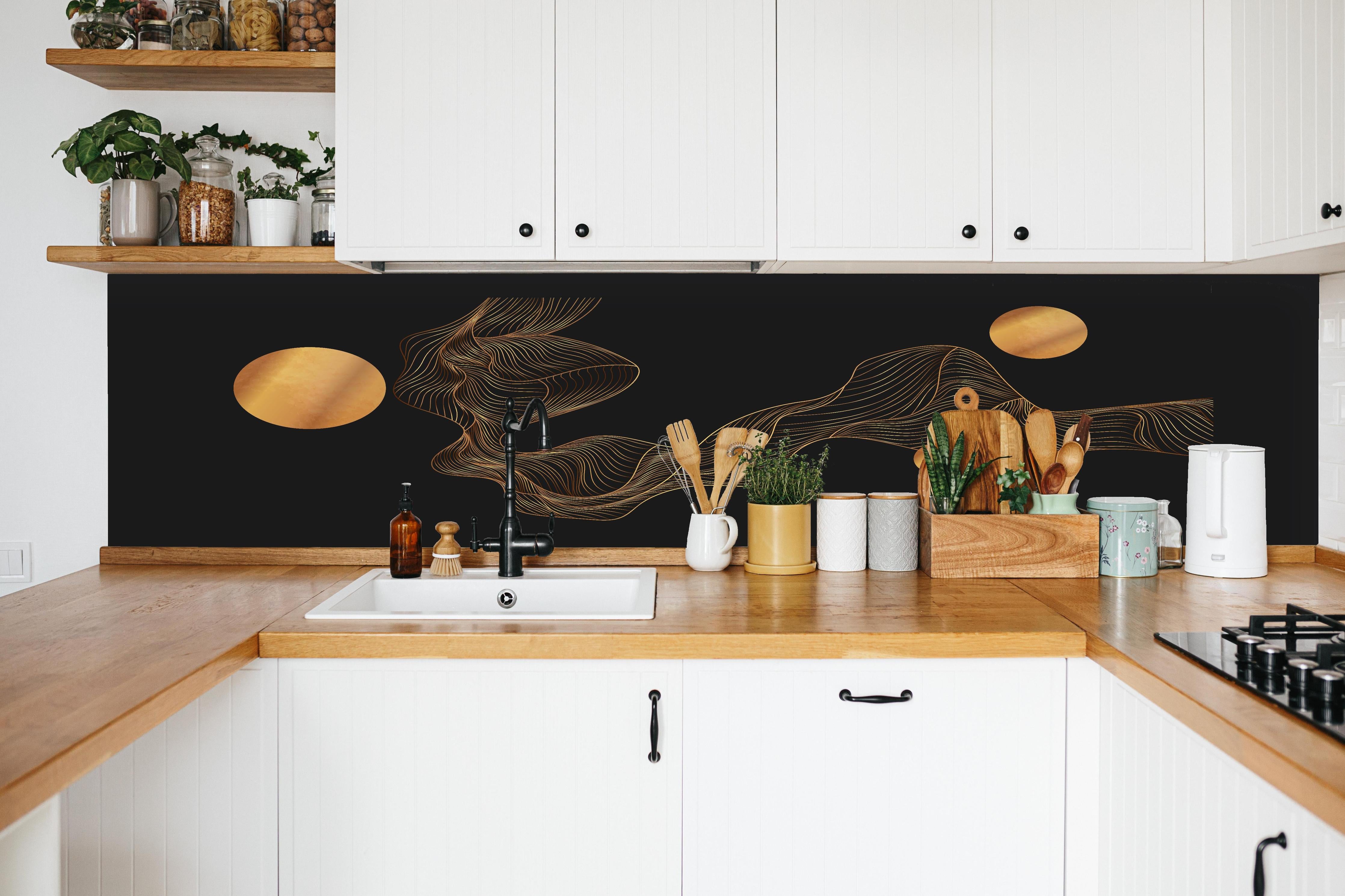 Küche - Abstrakte Goldene Wellen und Kugeln hinter weißen Hochglanz-Küchenregalen und schwarzem Wasserhahn