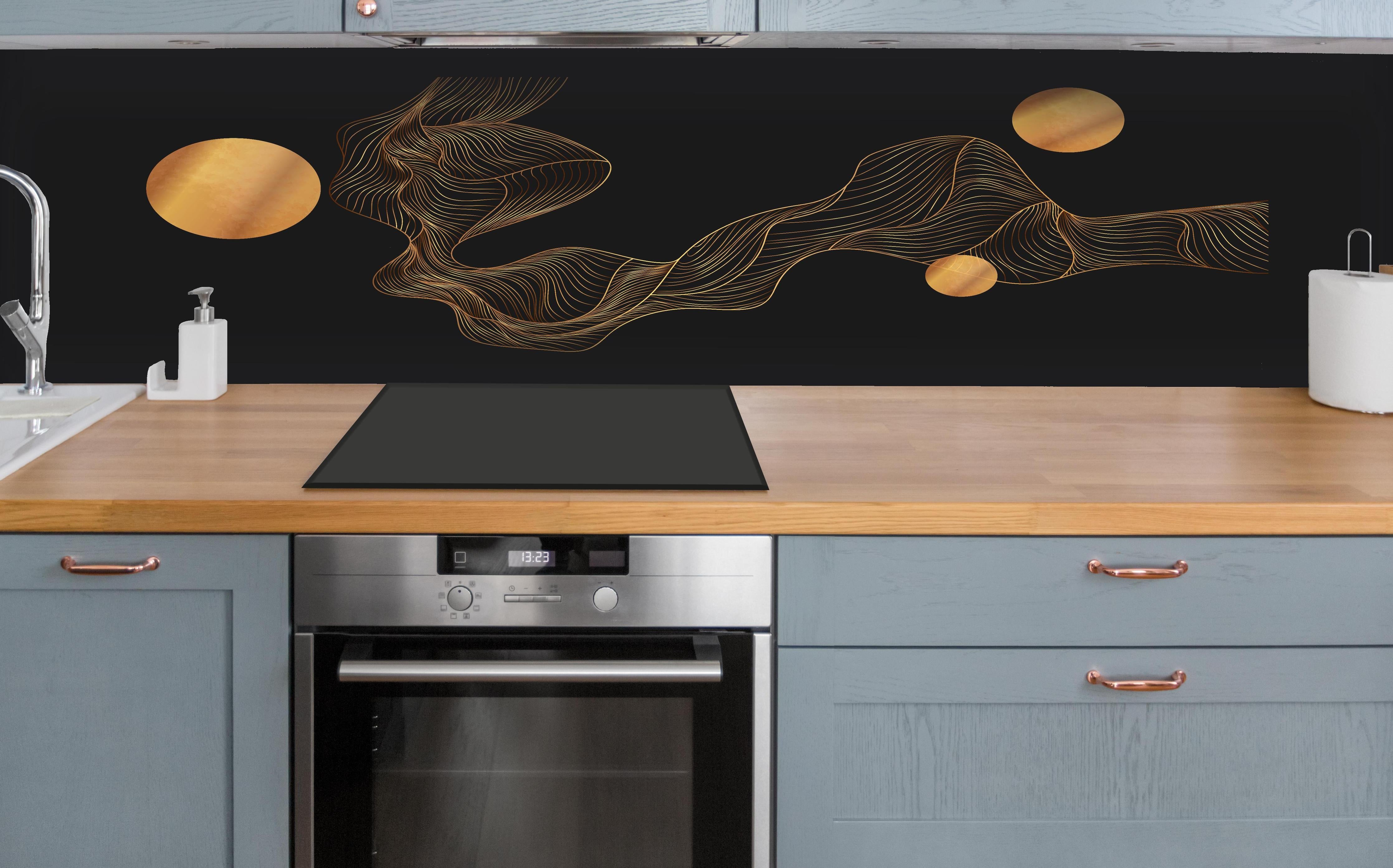 Küche - Abstrakte Goldene Wellen und Kugeln hinter weißen Hochglanz-Küchenregalen und schwarzem Wasserhahn