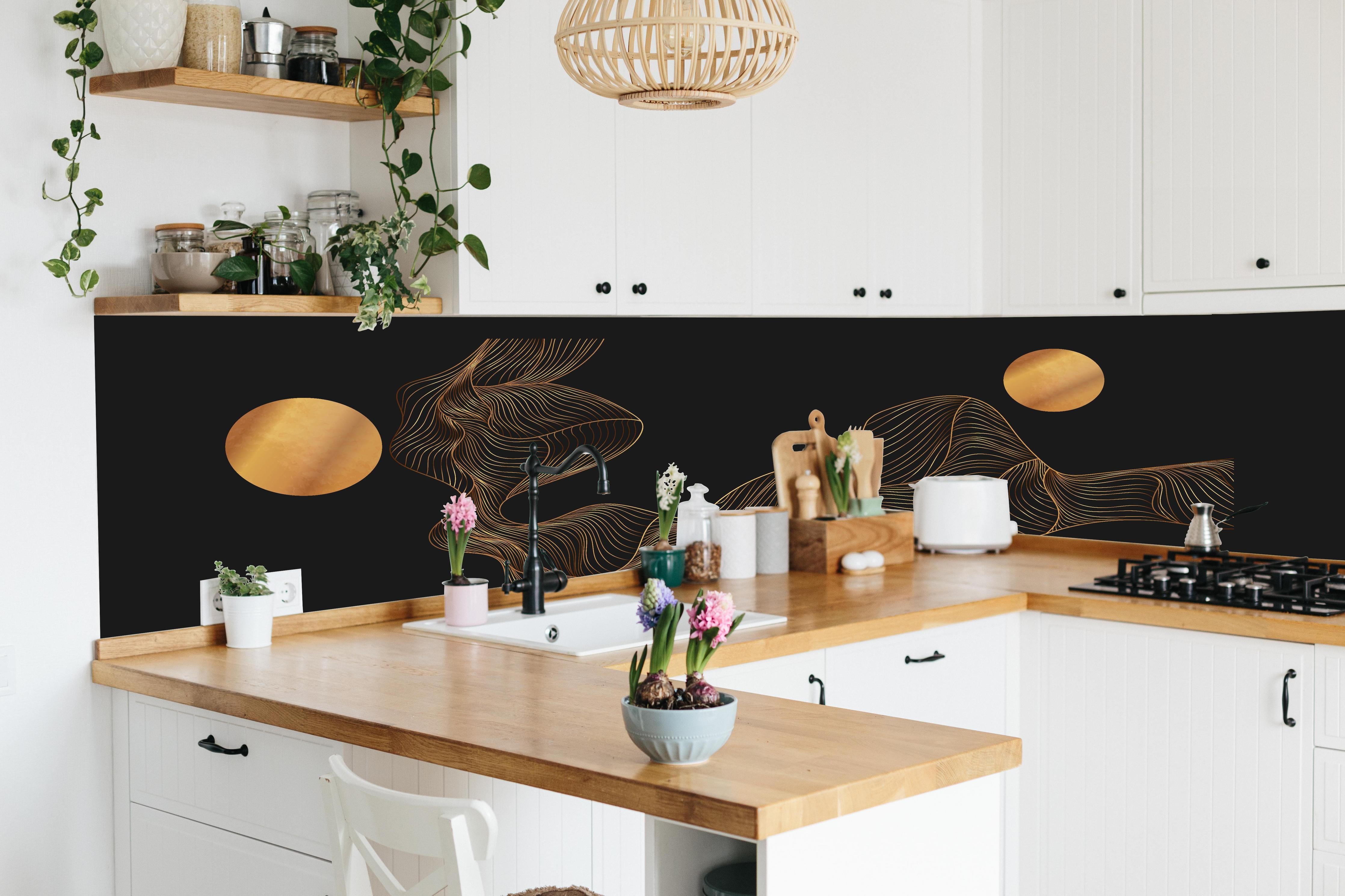 Küche - Abstrakte Goldene Wellen und Kugeln hinter weißen Hochglanz-Küchenregalen und schwarzem Wasserhahn