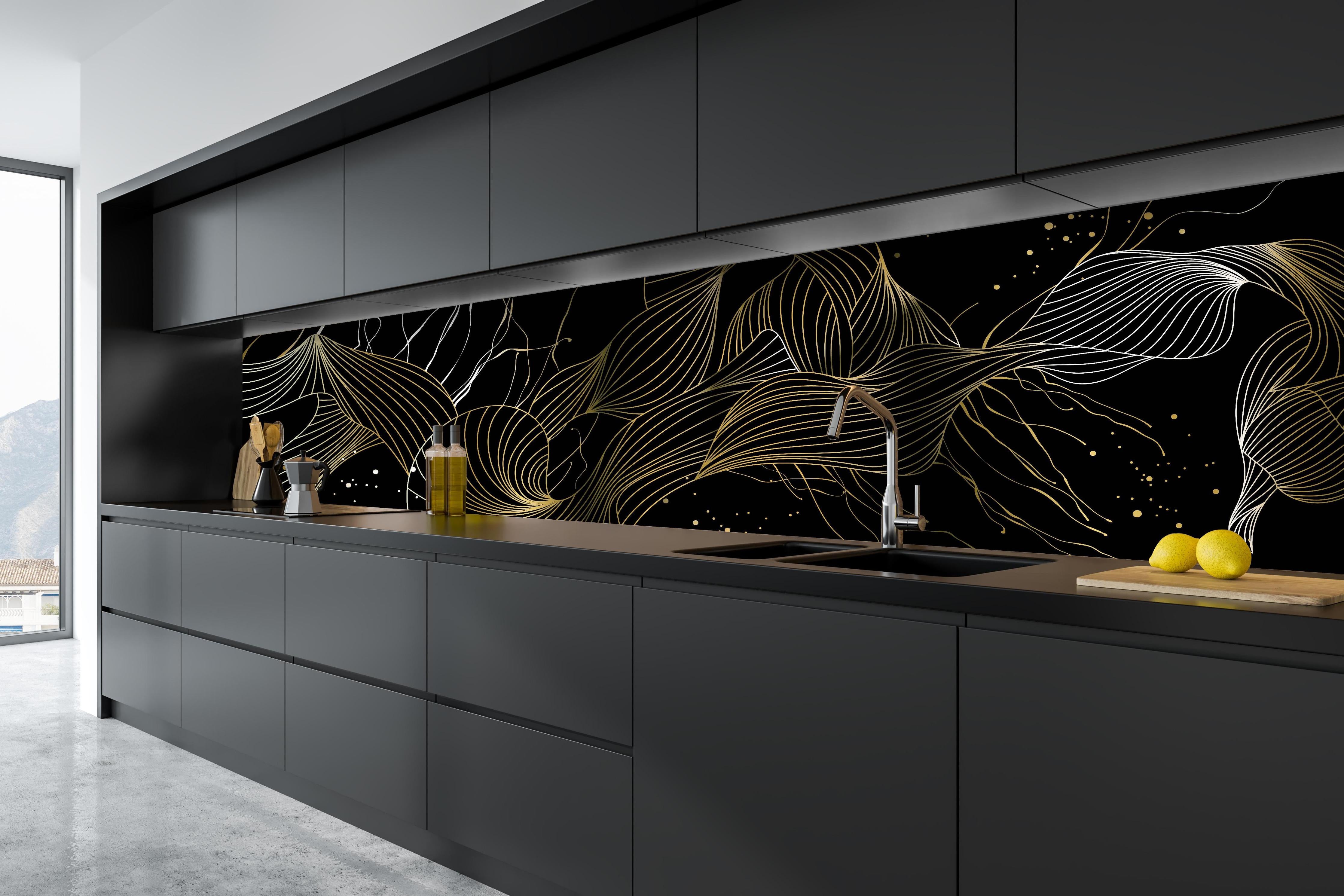 Küche - Abstrakte Goldlinien-Kunst auf schwarzem Hintergrund hinter weißen Hochglanz-Küchenregalen und schwarzem Wasserhahn