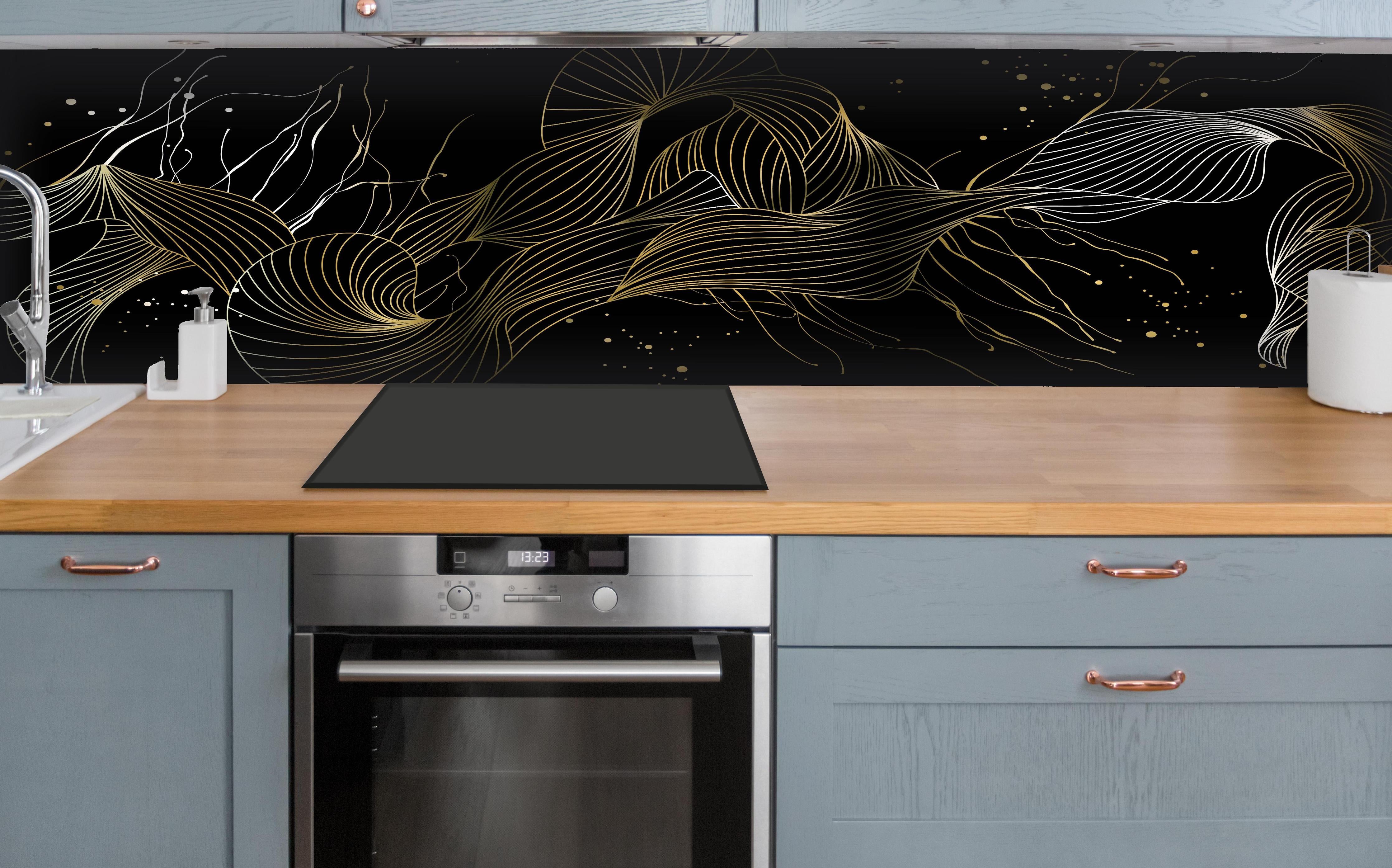 Küche - Abstrakte Goldlinien-Kunst auf schwarzem Hintergrund hinter weißen Hochglanz-Küchenregalen und schwarzem Wasserhahn