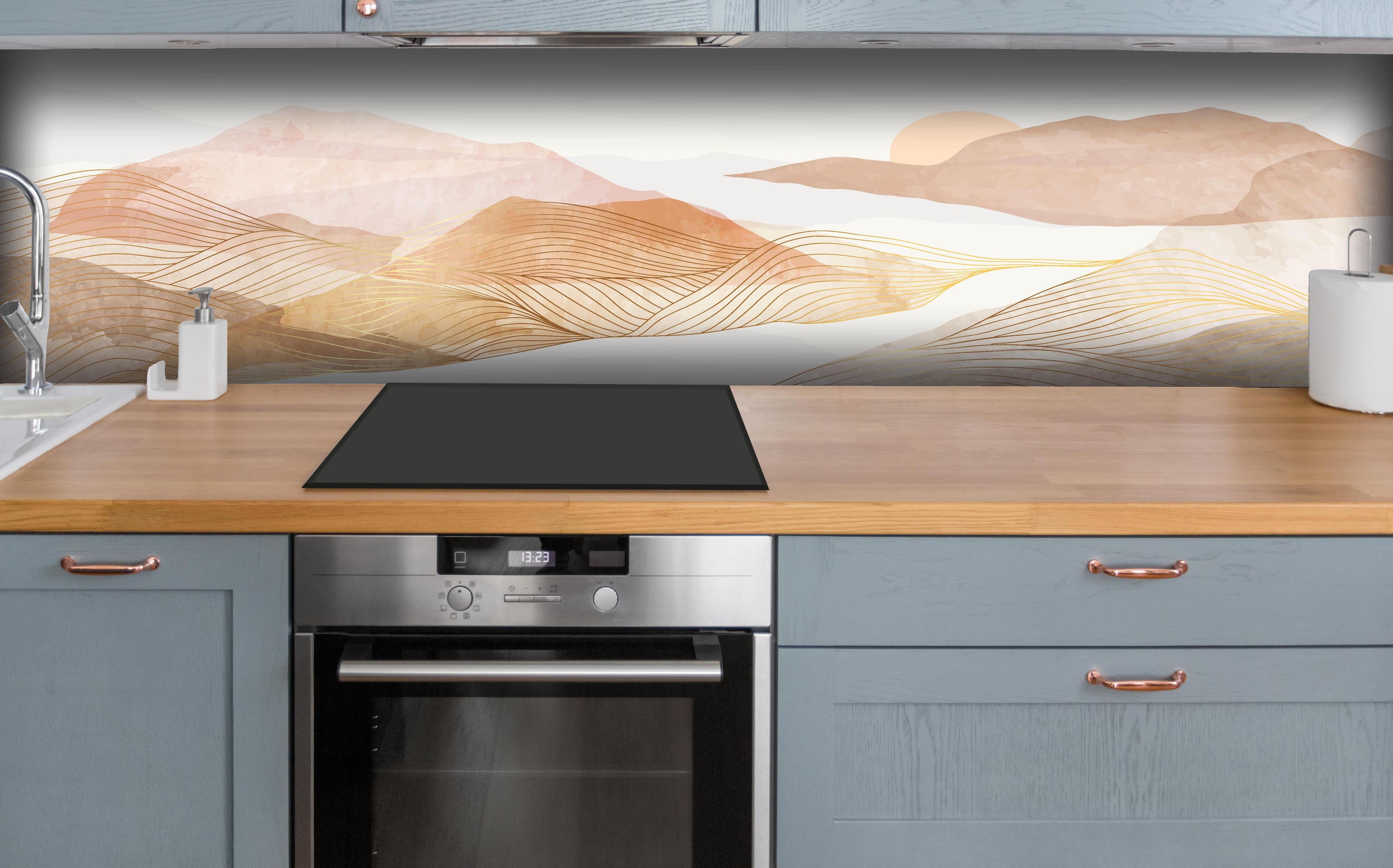 Küche - Abstrakte Hügel Pastellfarben Wandkunst hinter weißen Hochglanz-Küchenregalen und schwarzem Wasserhahn