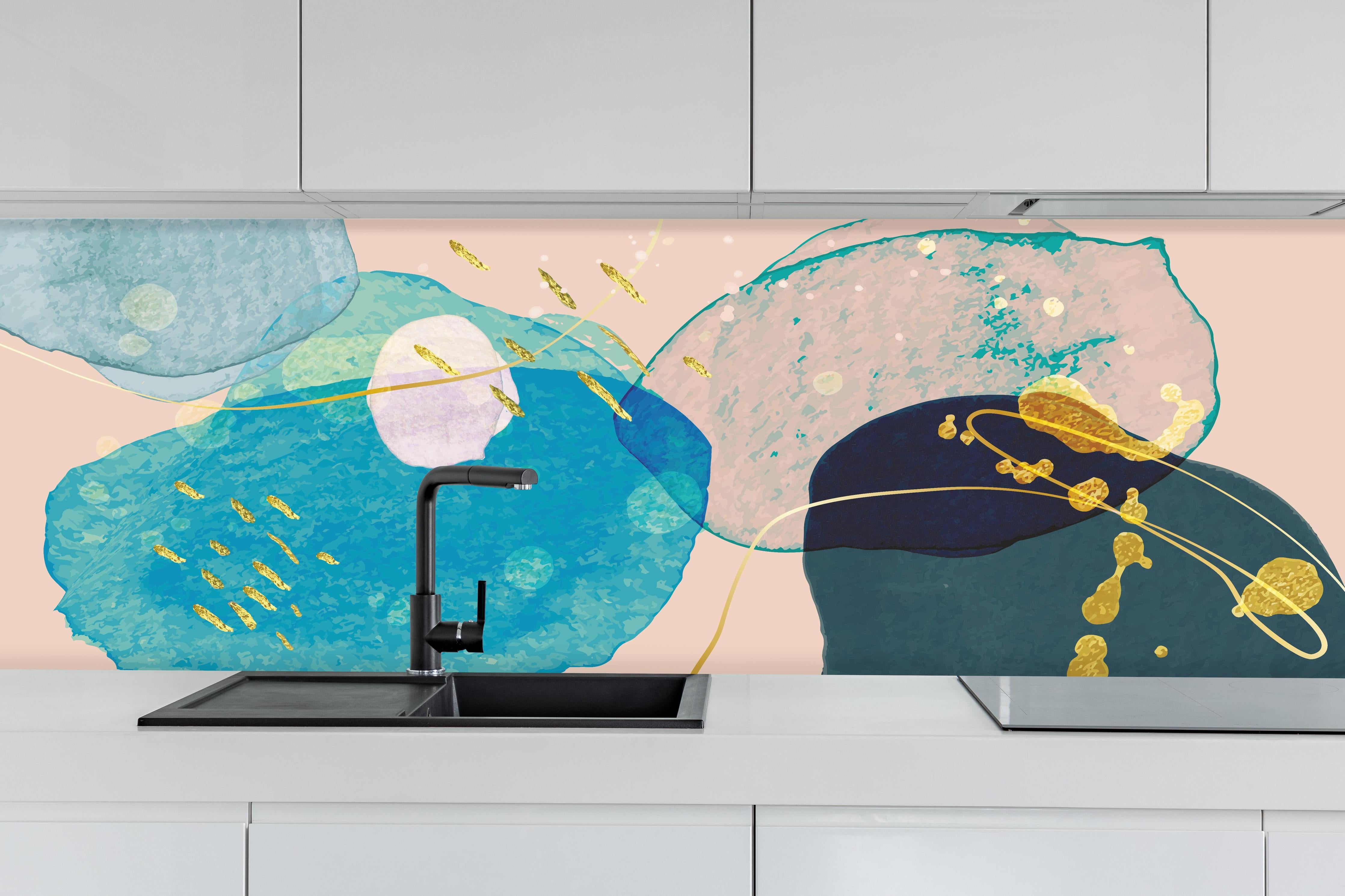 Küche - Abstrakte Illustration in Pastellfarbtönen hinter weißen Hochglanz-Küchenregalen und schwarzem Wasserhahn