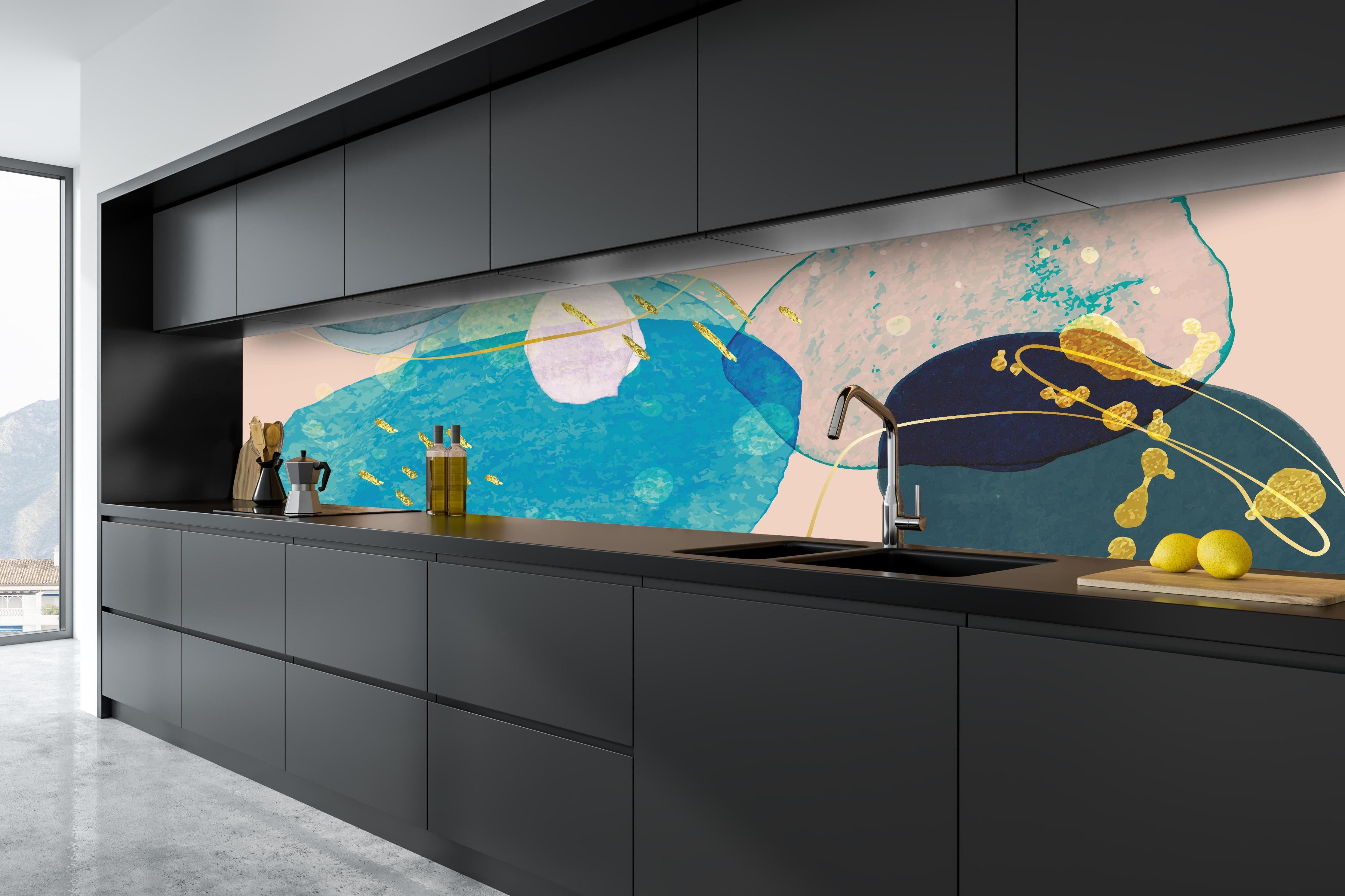 Küche - Abstrakte Illustration in Pastellfarbtönen hinter weißen Hochglanz-Küchenregalen und schwarzem Wasserhahn