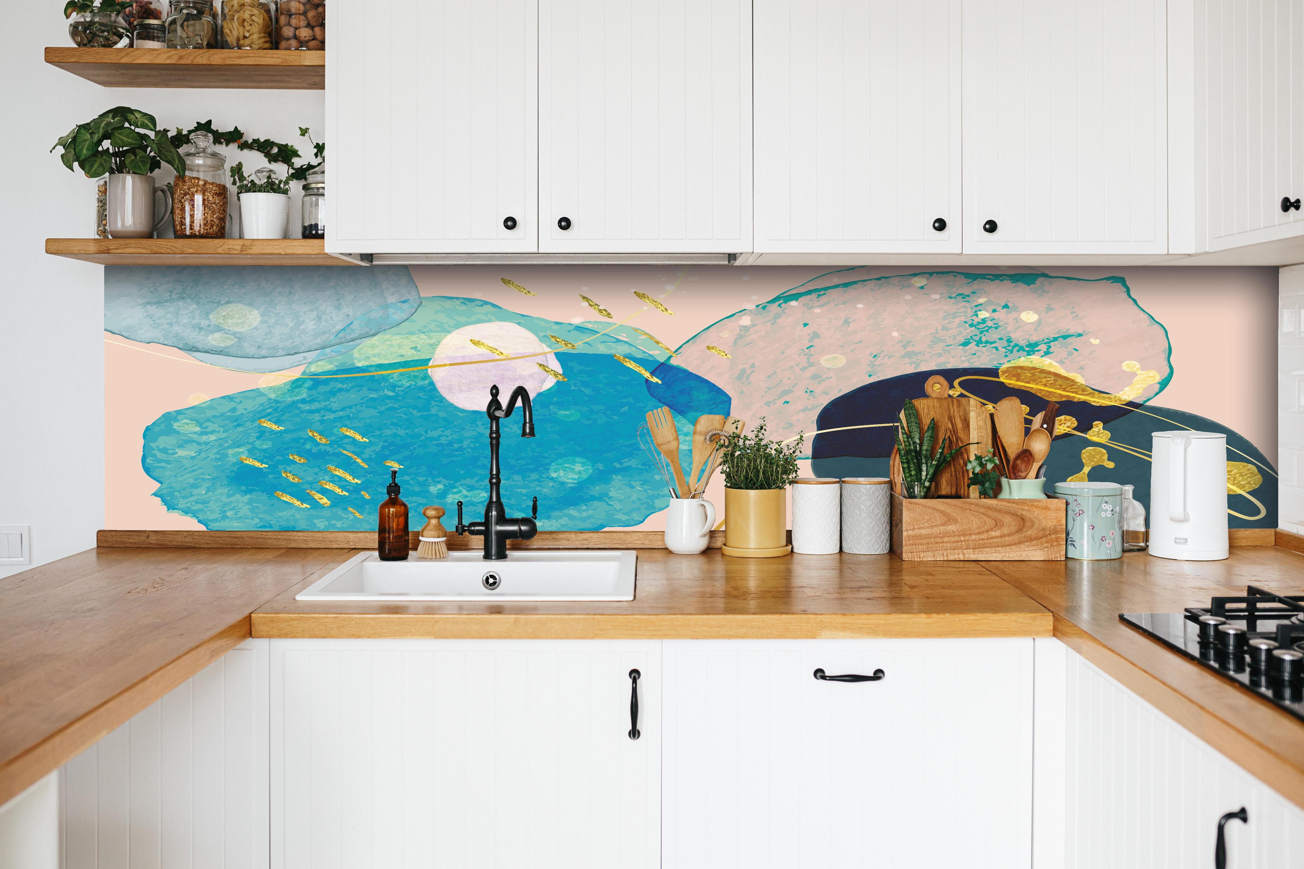 Küche - Abstrakte Illustration in Pastellfarbtönen hinter weißen Hochglanz-Küchenregalen und schwarzem Wasserhahn
