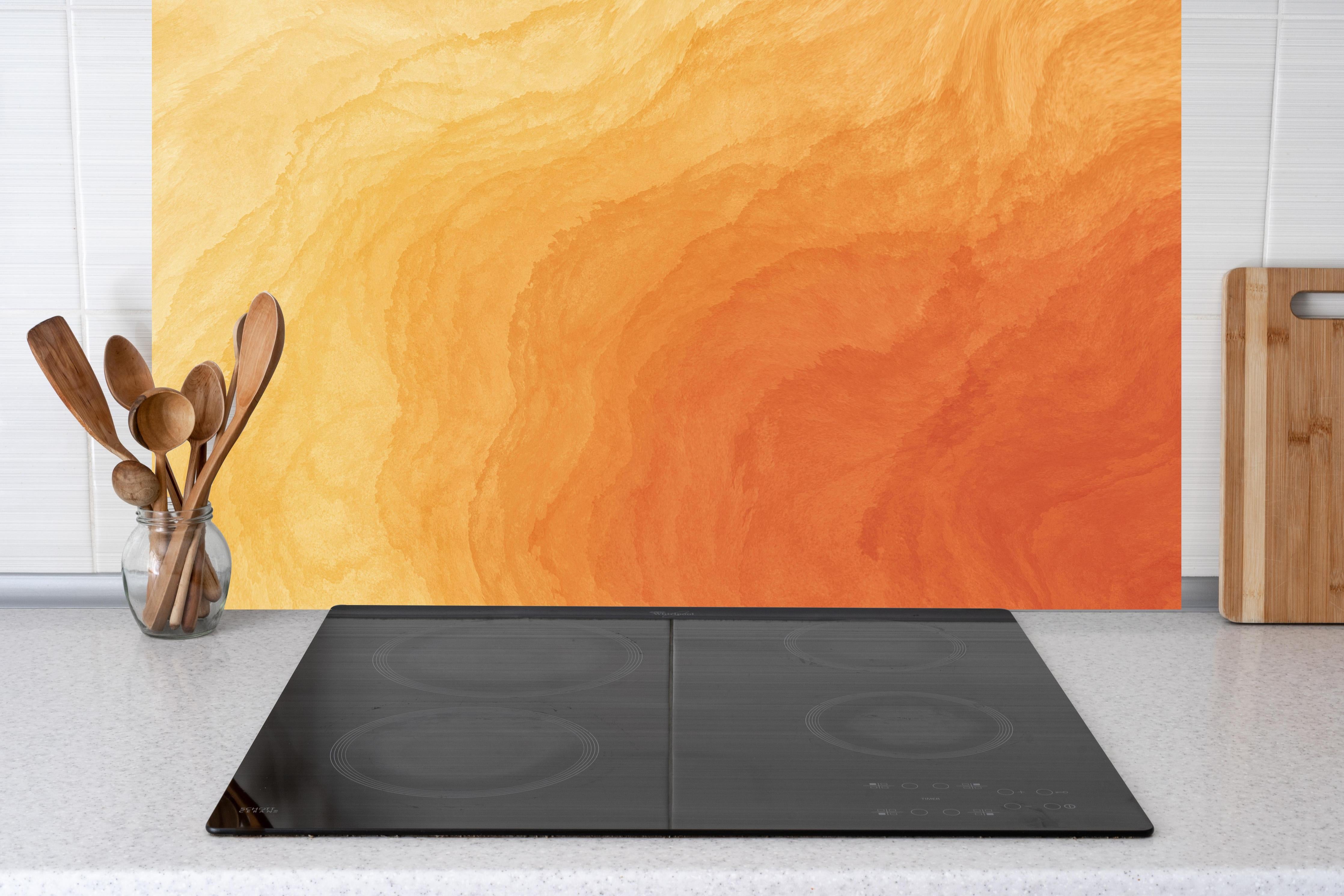 Küche - Abstrakte Kunst - Aquarell hinter weißen Hochglanz-Küchenregalen und schwarzem Wasserhahn