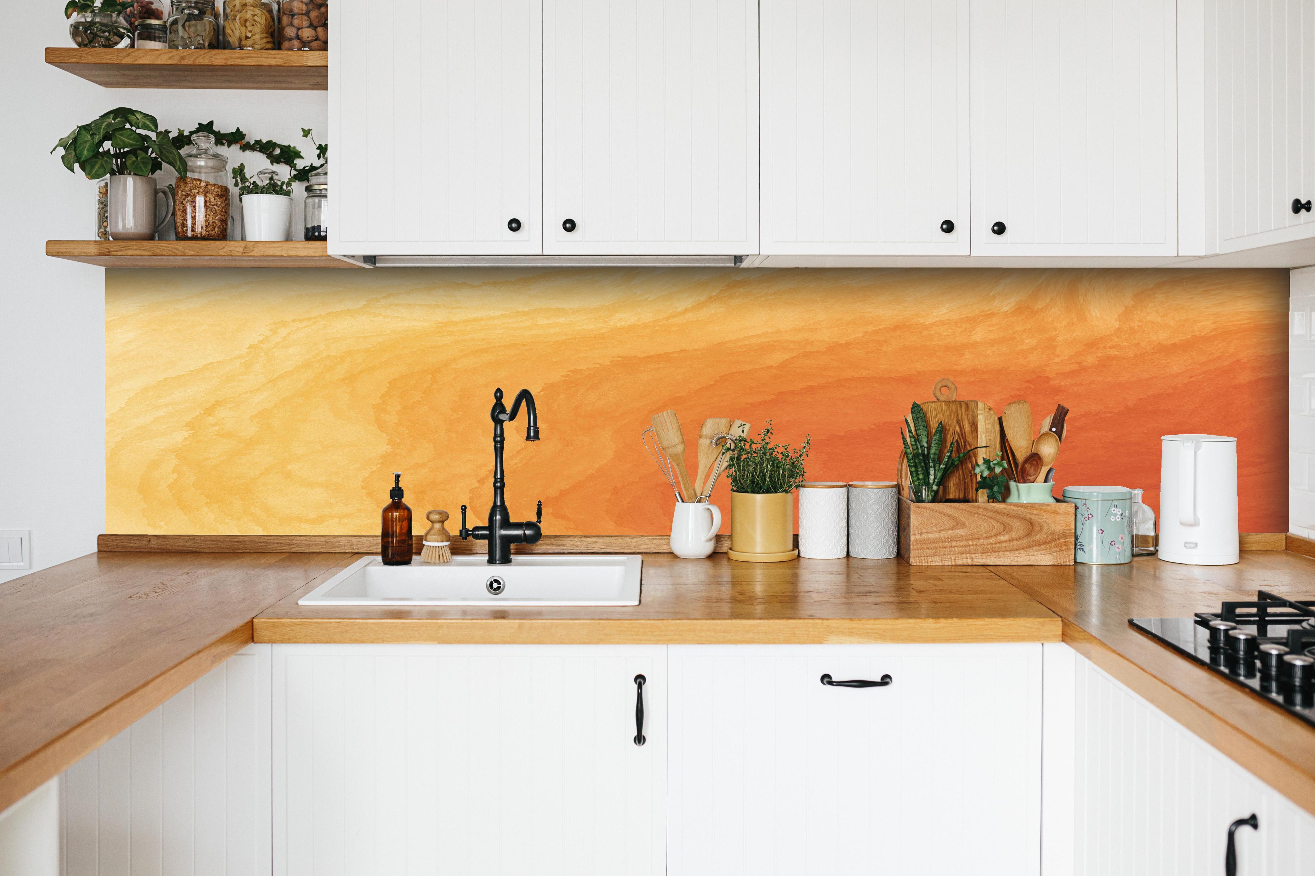 Küche - Abstrakte Kunst - Aquarell hinter weißen Hochglanz-Küchenregalen und schwarzem Wasserhahn