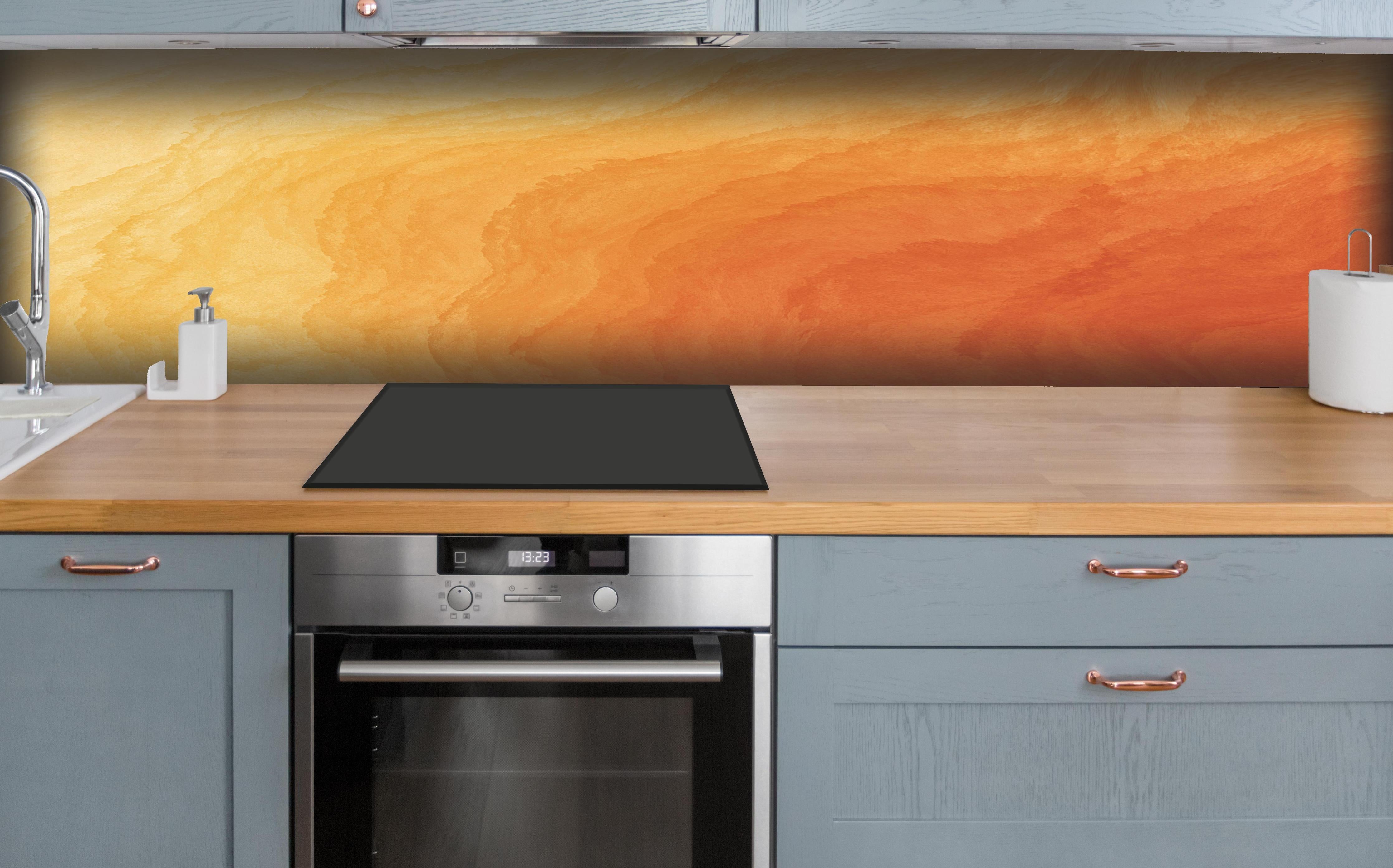 Küche - Abstrakte Kunst - Aquarell hinter weißen Hochglanz-Küchenregalen und schwarzem Wasserhahn