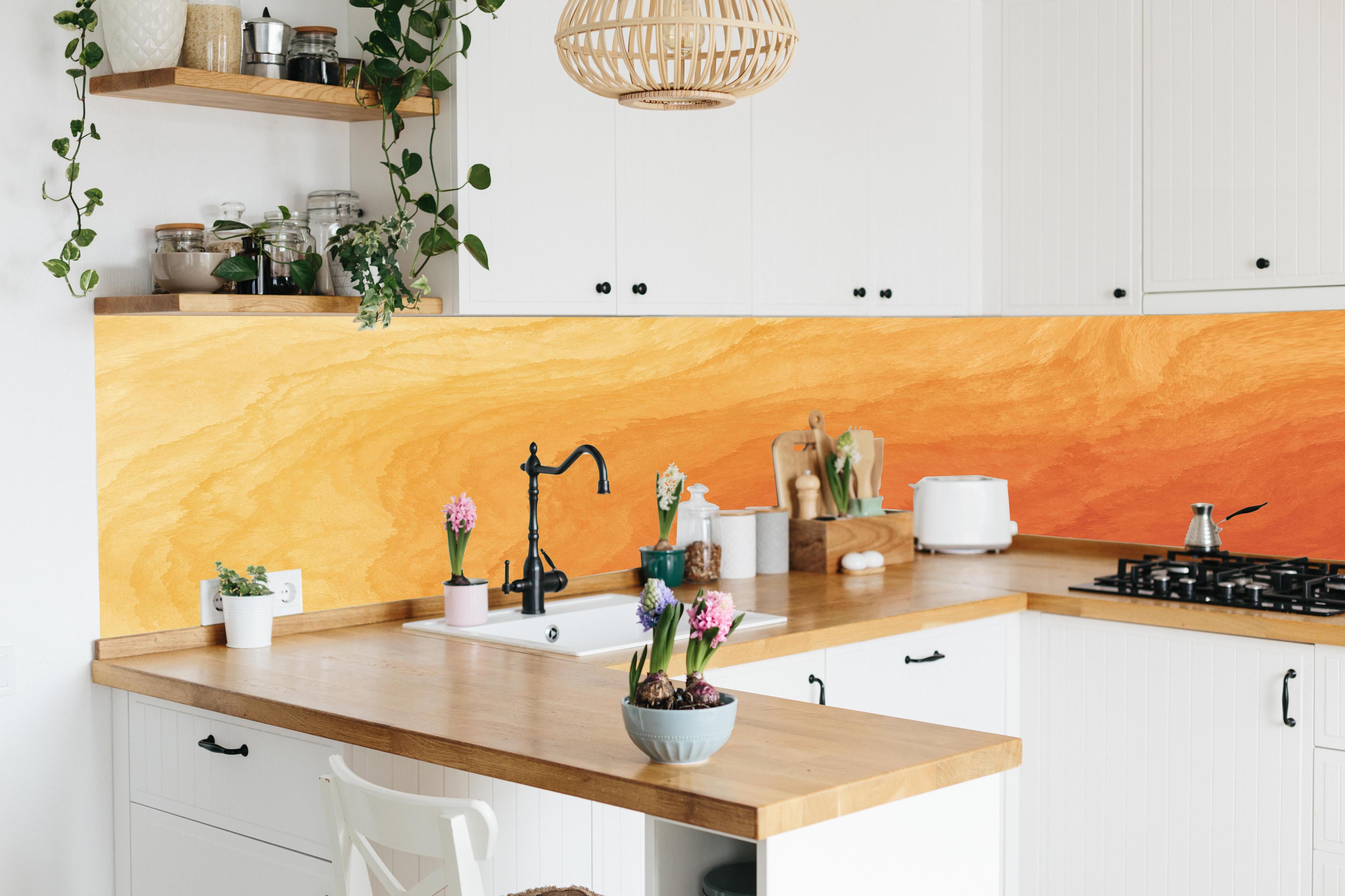 Küche - Abstrakte Kunst - Aquarell hinter weißen Hochglanz-Küchenregalen und schwarzem Wasserhahn