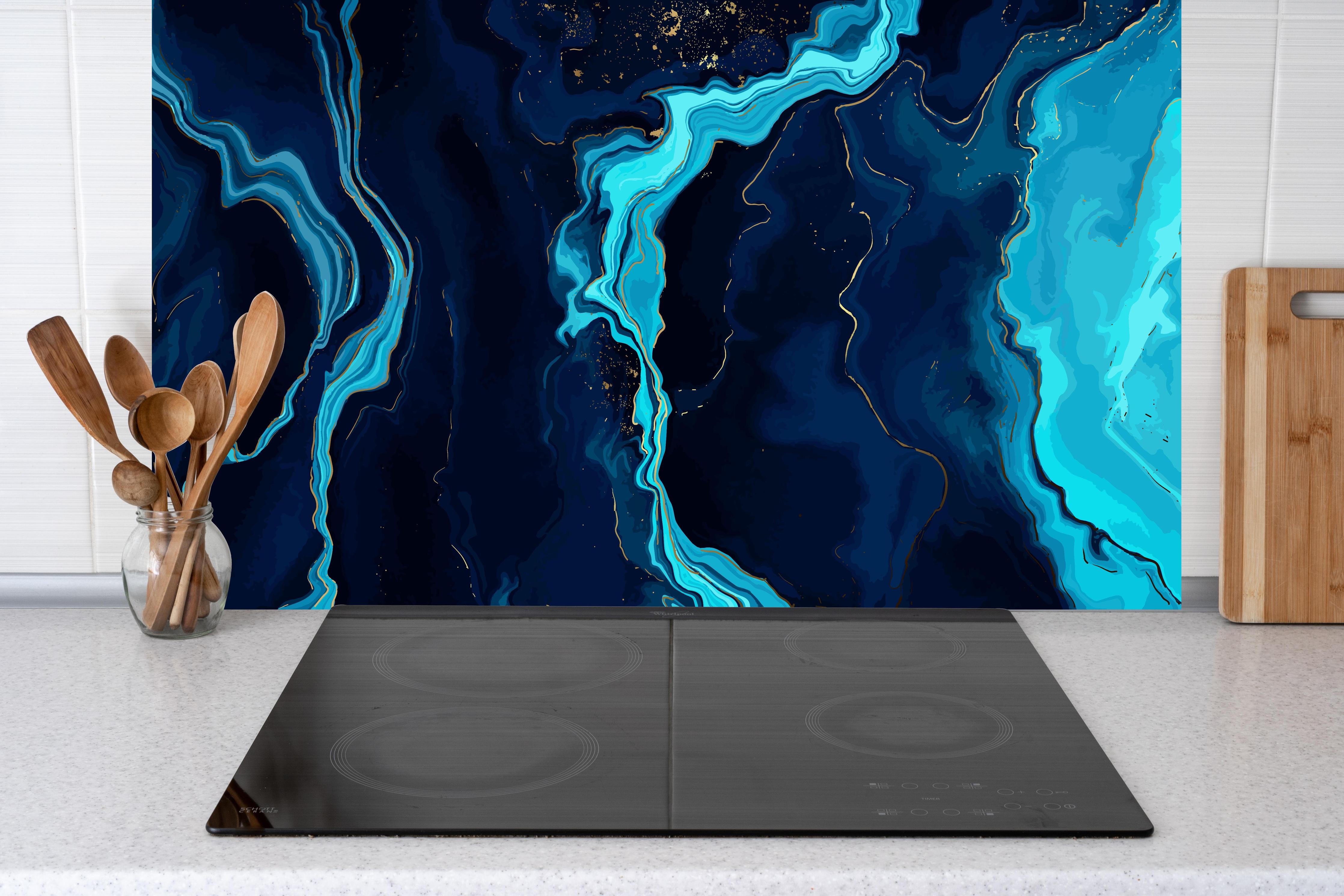 Küche - Abstrakte Kunst Blau Türkis Fließende Linien hinter weißen Hochglanz-Küchenregalen und schwarzem Wasserhahn