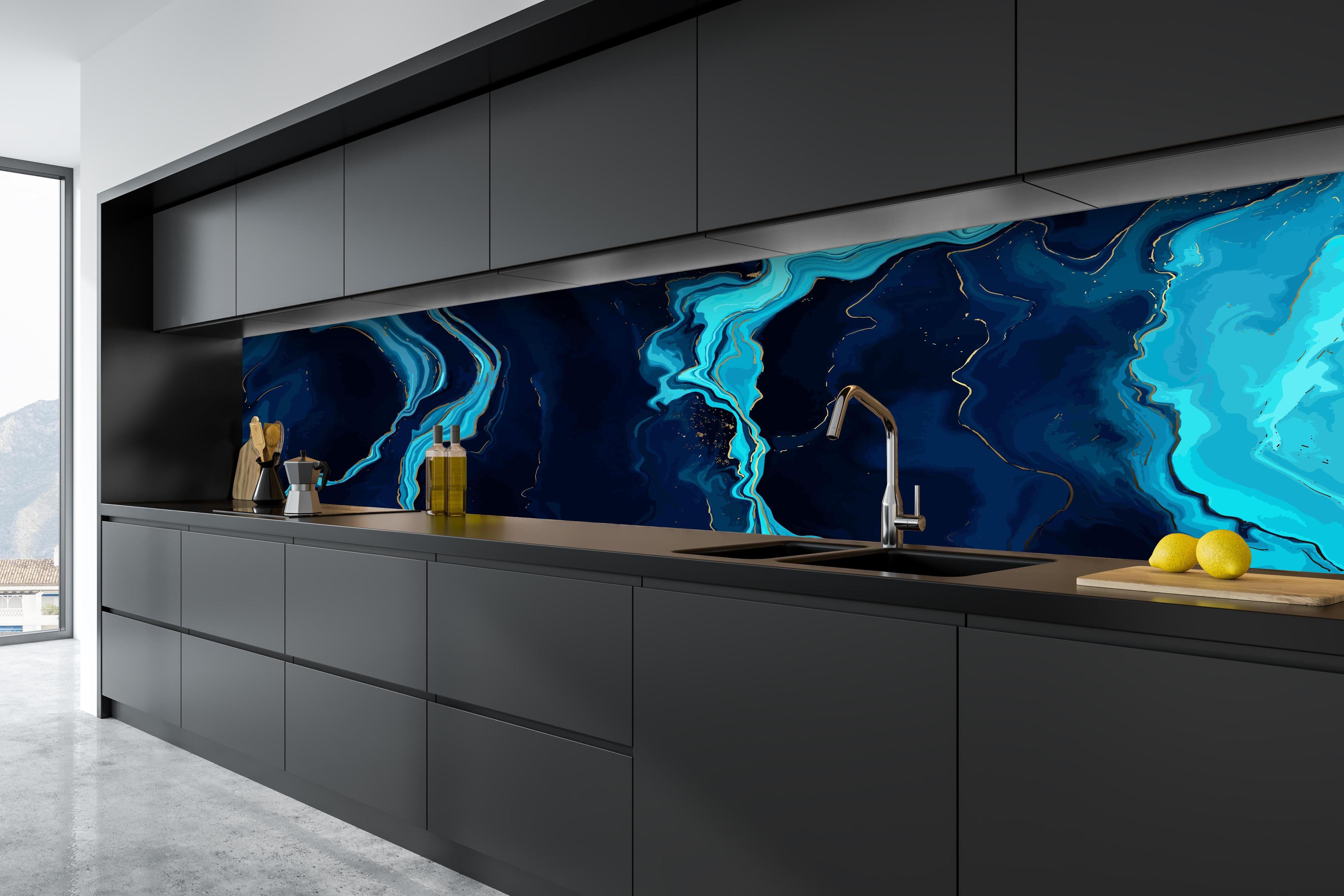 Küche - Abstrakte Kunst Blau Türkis Fließende Linien hinter weißen Hochglanz-Küchenregalen und schwarzem Wasserhahn