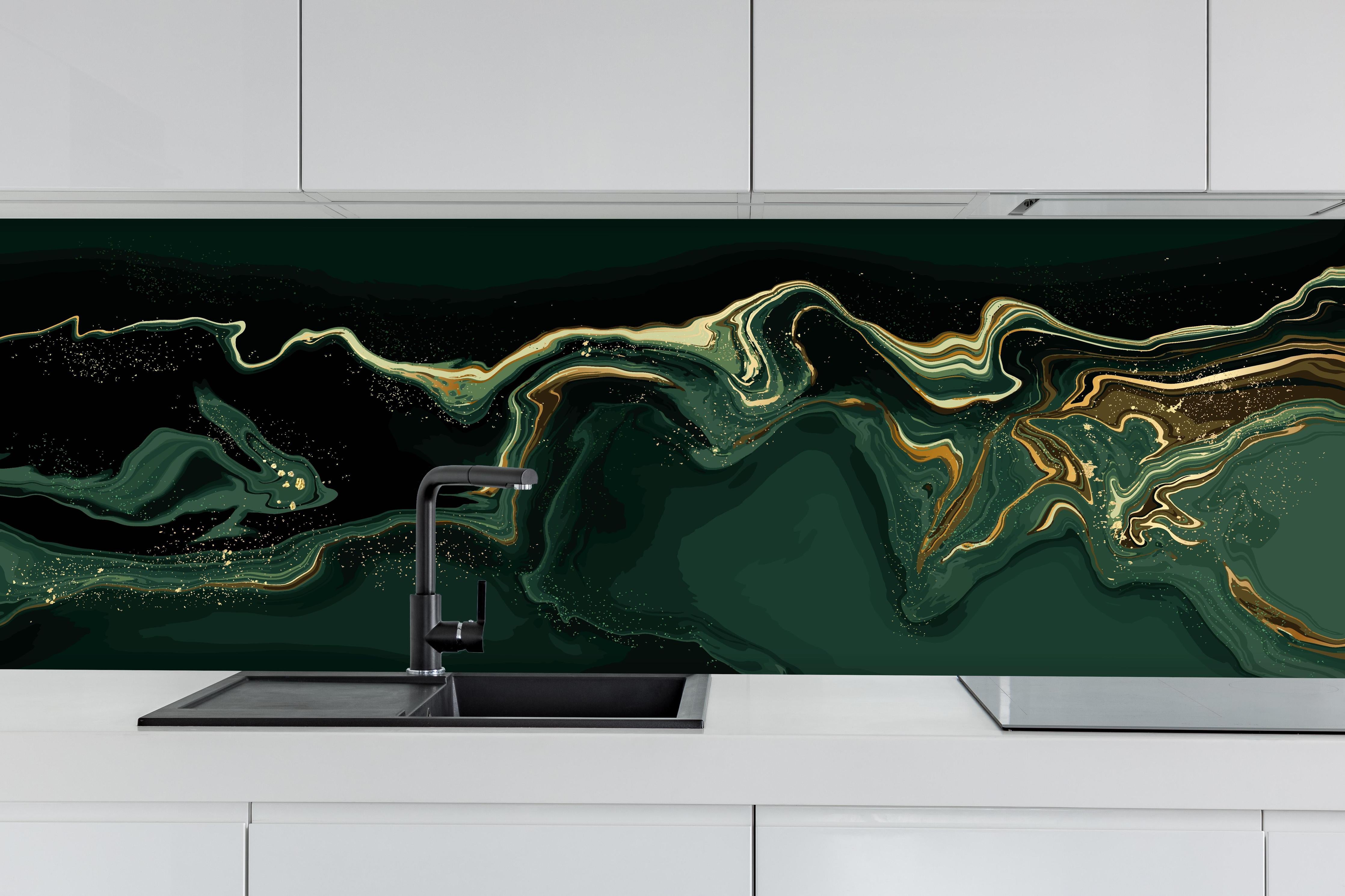 Küche - Abstrakte Kunst Leinwand in Grün mit Goldakzenten hinter weißen Hochglanz-Küchenregalen und schwarzem Wasserhahn