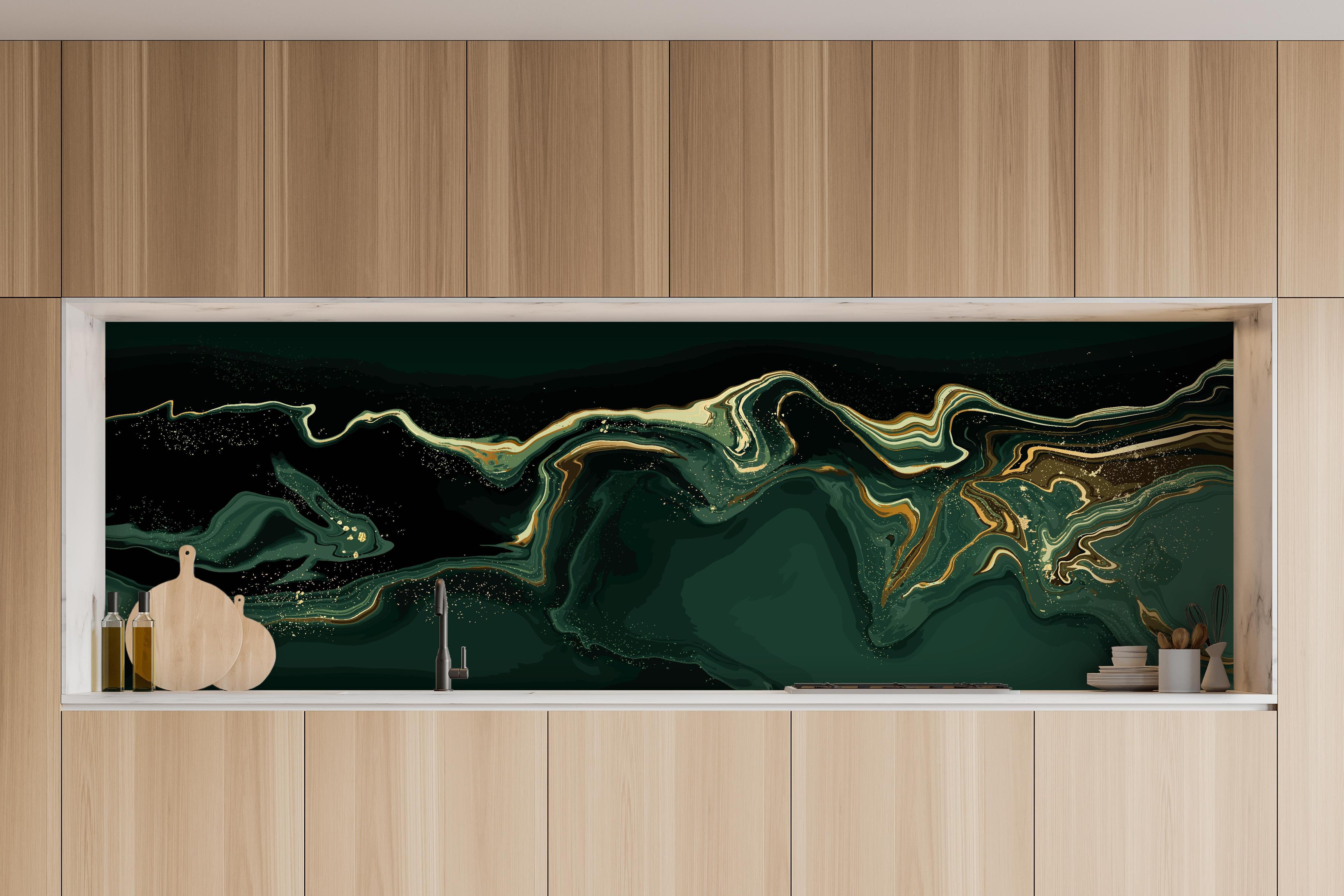 Küche - Abstrakte Kunst Leinwand in Grün mit Goldakzenten hinter weißen Hochglanz-Küchenregalen und schwarzem Wasserhahn