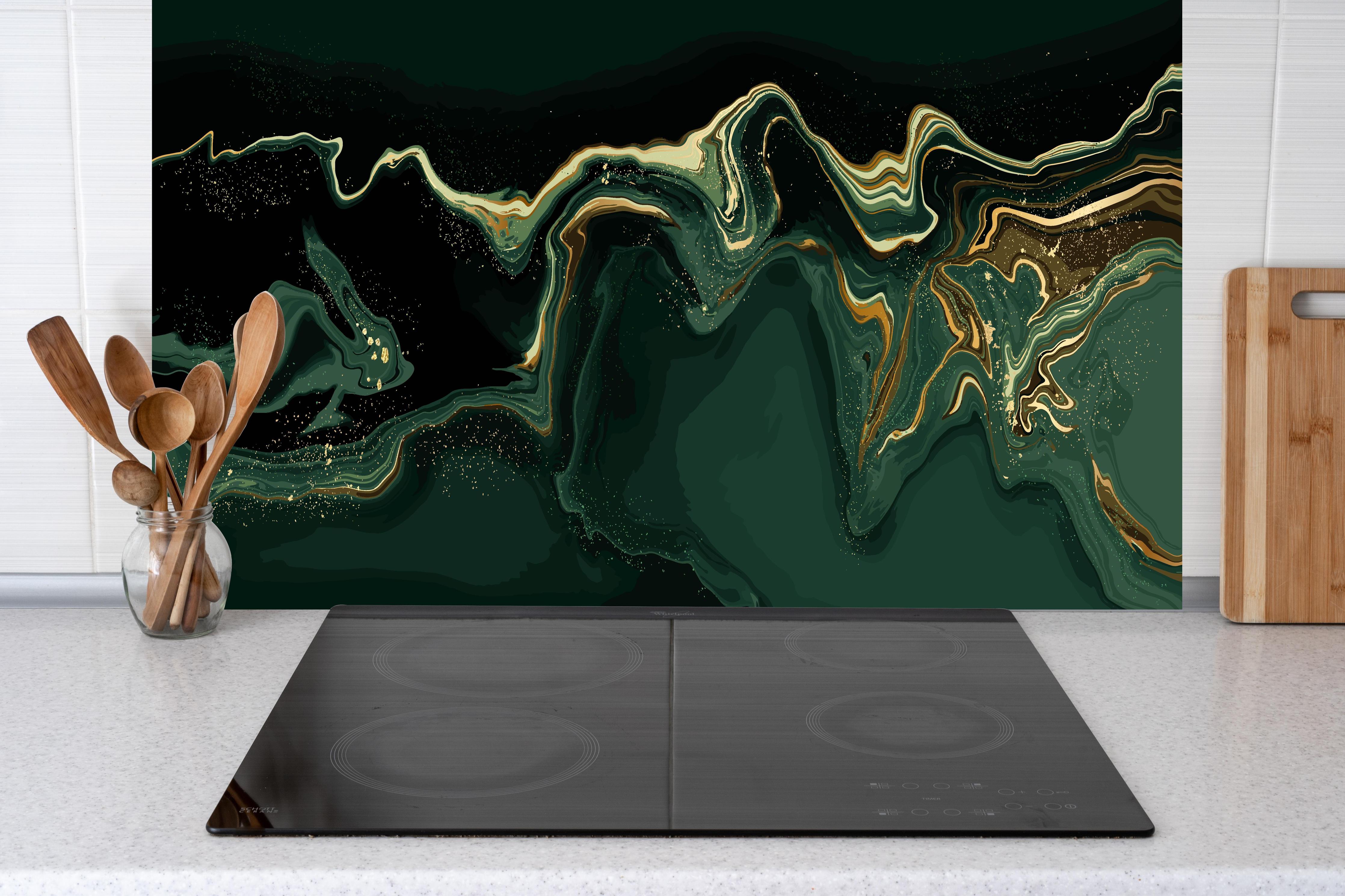 Küche - Abstrakte Kunst Leinwand in Grün mit Goldakzenten hinter weißen Hochglanz-Küchenregalen und schwarzem Wasserhahn