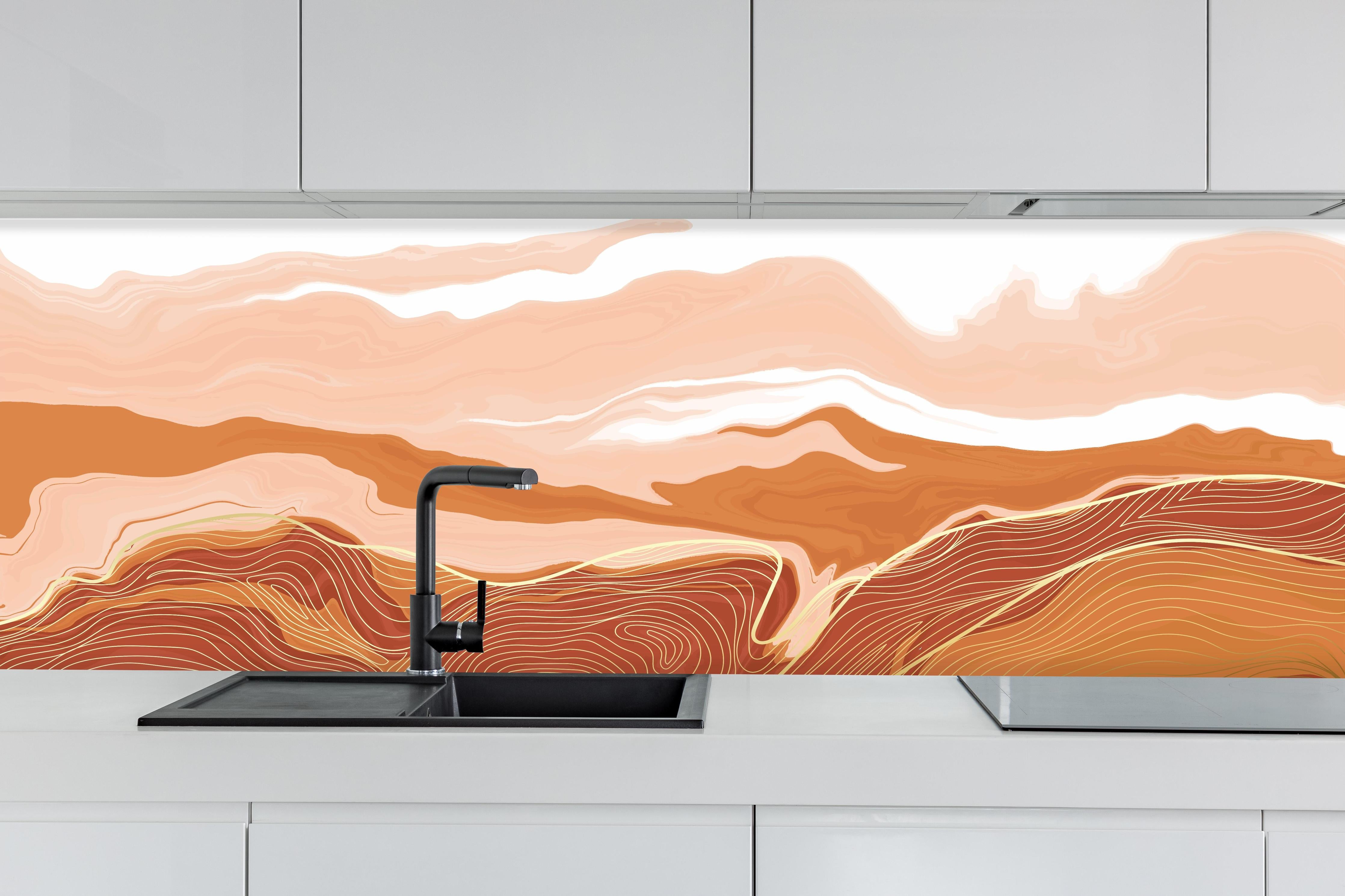 Küche - Abstrakte Kunst Linien Erdtöne Muster hinter weißen Hochglanz-Küchenregalen und schwarzem Wasserhahn