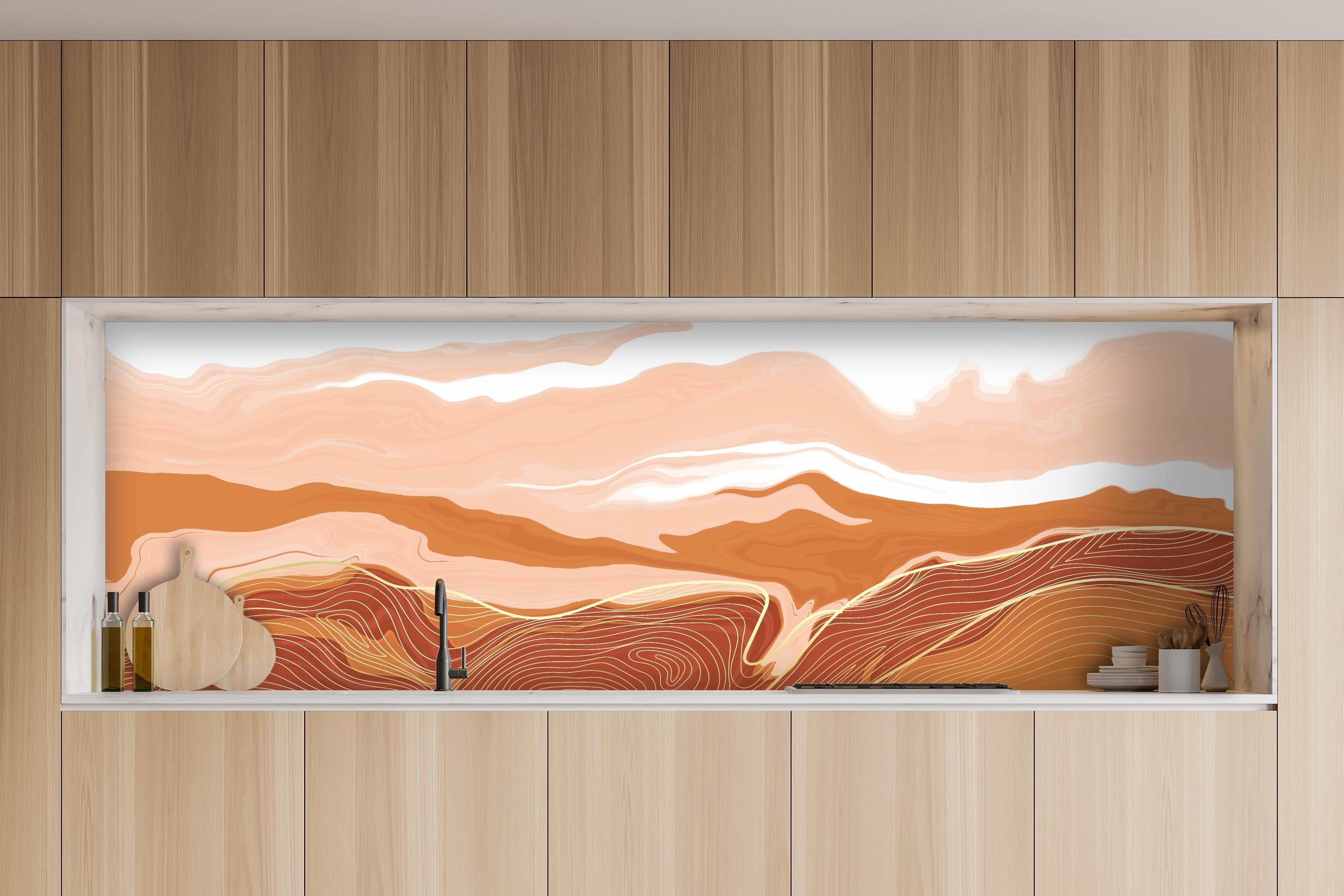 Küche - Abstrakte Kunst Linien Erdtöne Muster hinter weißen Hochglanz-Küchenregalen und schwarzem Wasserhahn