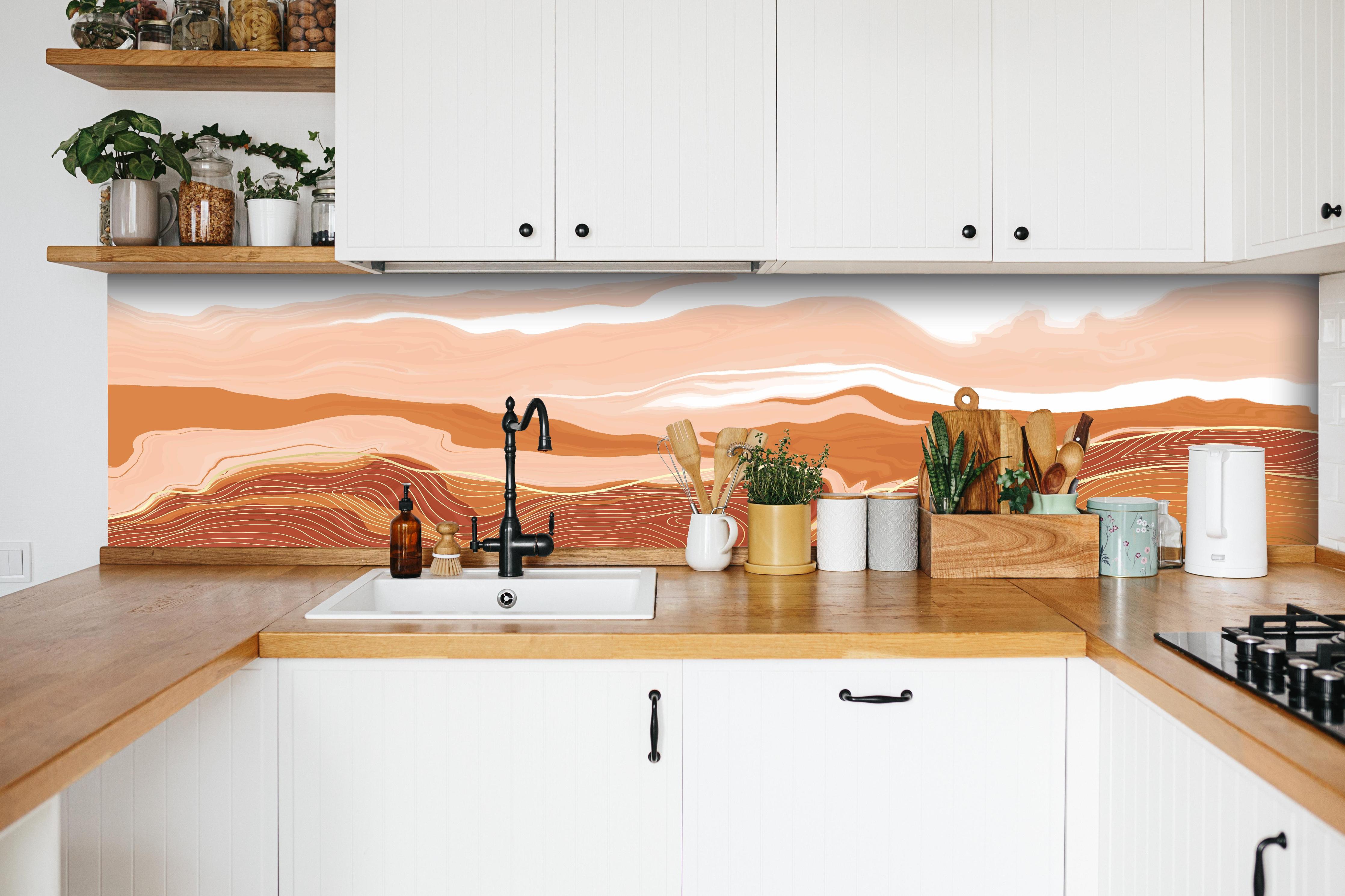 Küche - Abstrakte Kunst Linien Erdtöne Muster hinter weißen Hochglanz-Küchenregalen und schwarzem Wasserhahn