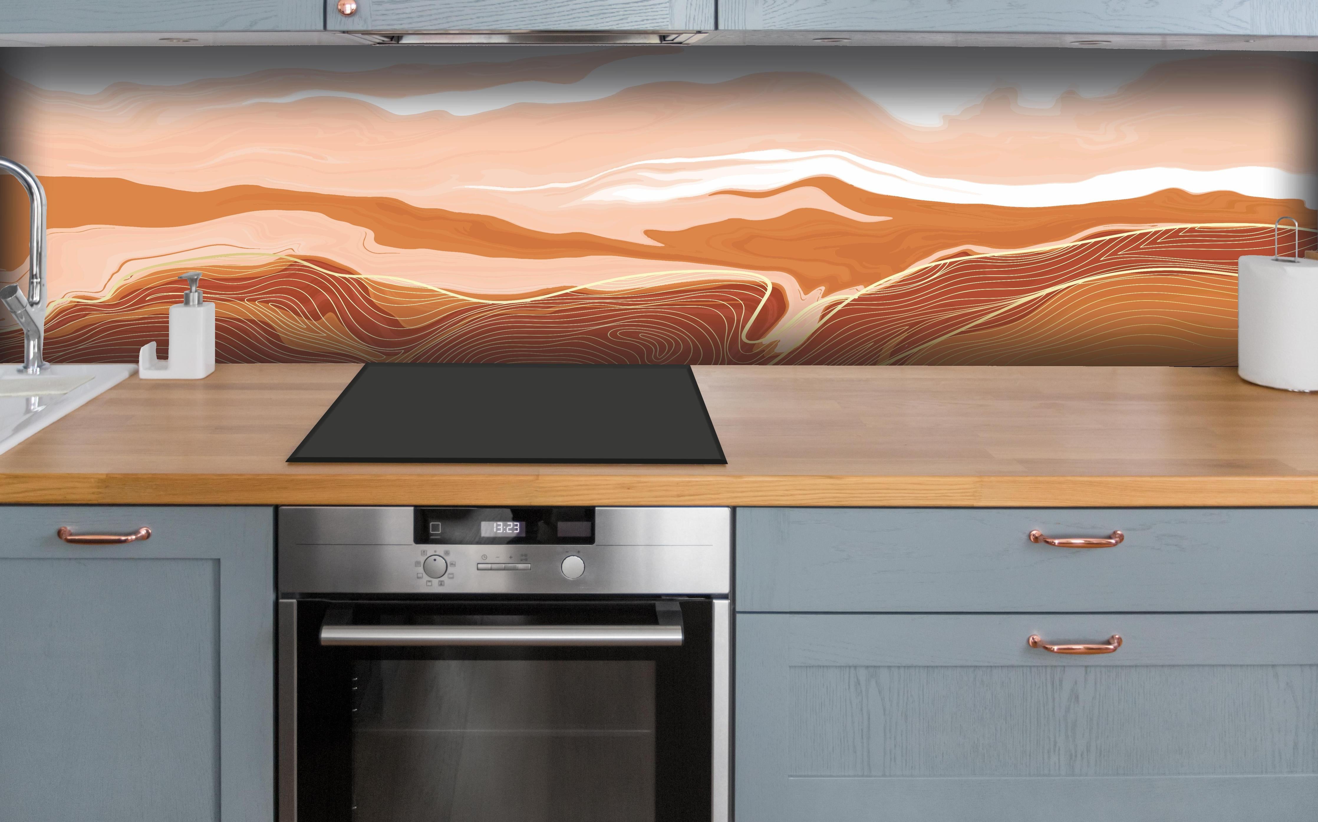 Küche - Abstrakte Kunst Linien Erdtöne Muster hinter weißen Hochglanz-Küchenregalen und schwarzem Wasserhahn