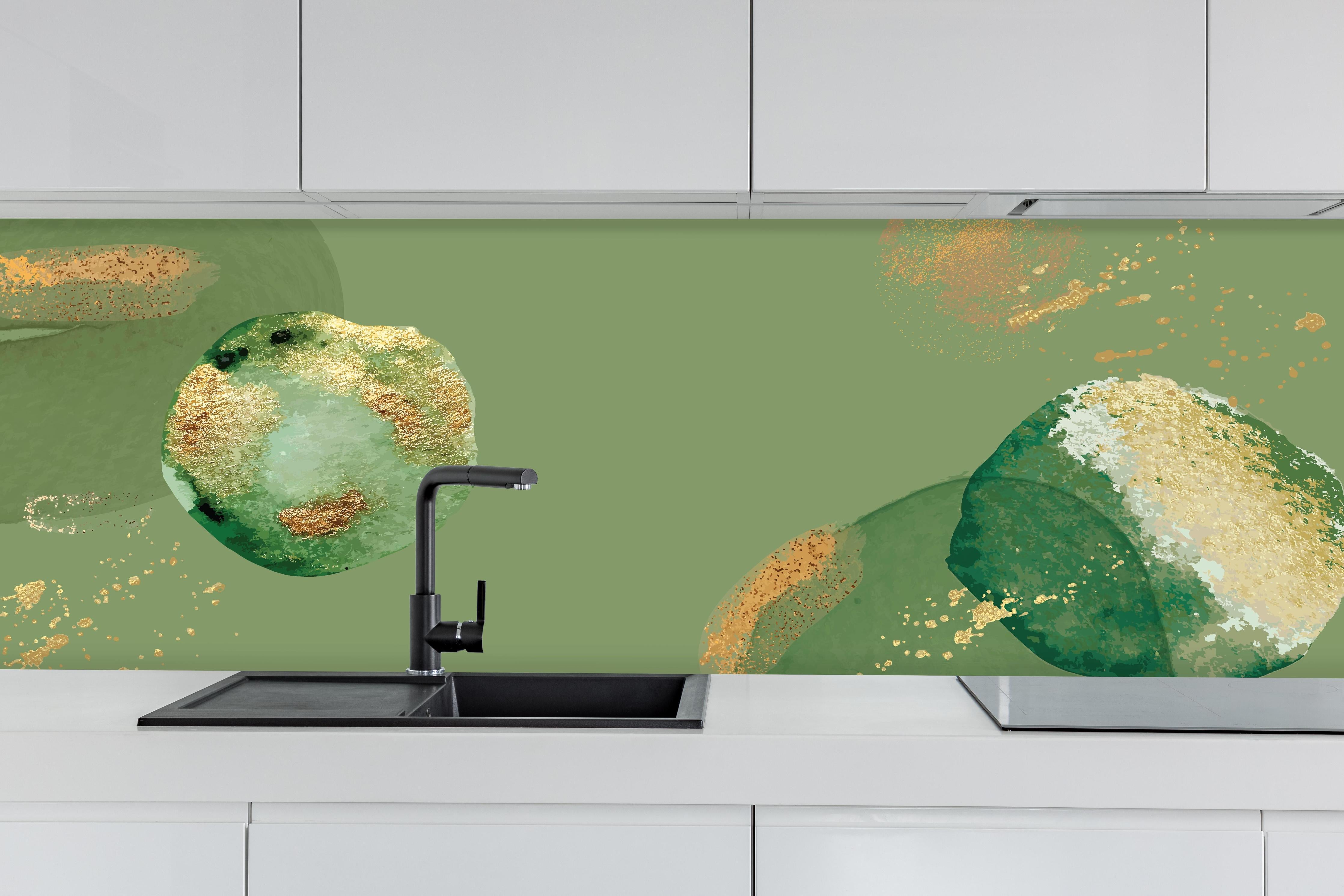 Küche - Abstrakte Kunst in Grün und Goldtönen hinter weißen Hochglanz-Küchenregalen und schwarzem Wasserhahn