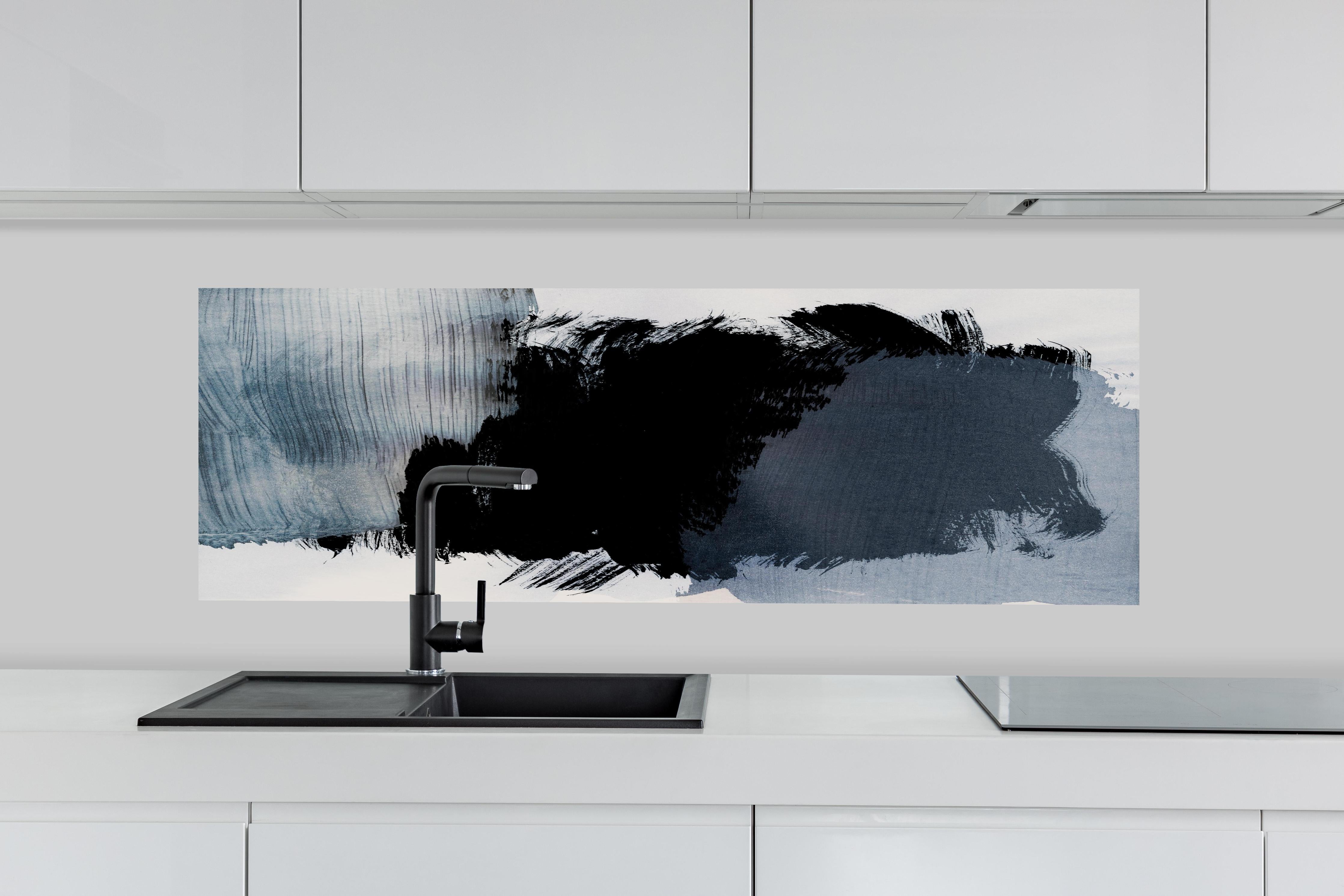 Küche - Abstrakte Kunst in Pastell-Blaugrau-Tönen hinter weißen Hochglanz-Küchenregalen und schwarzem Wasserhahn