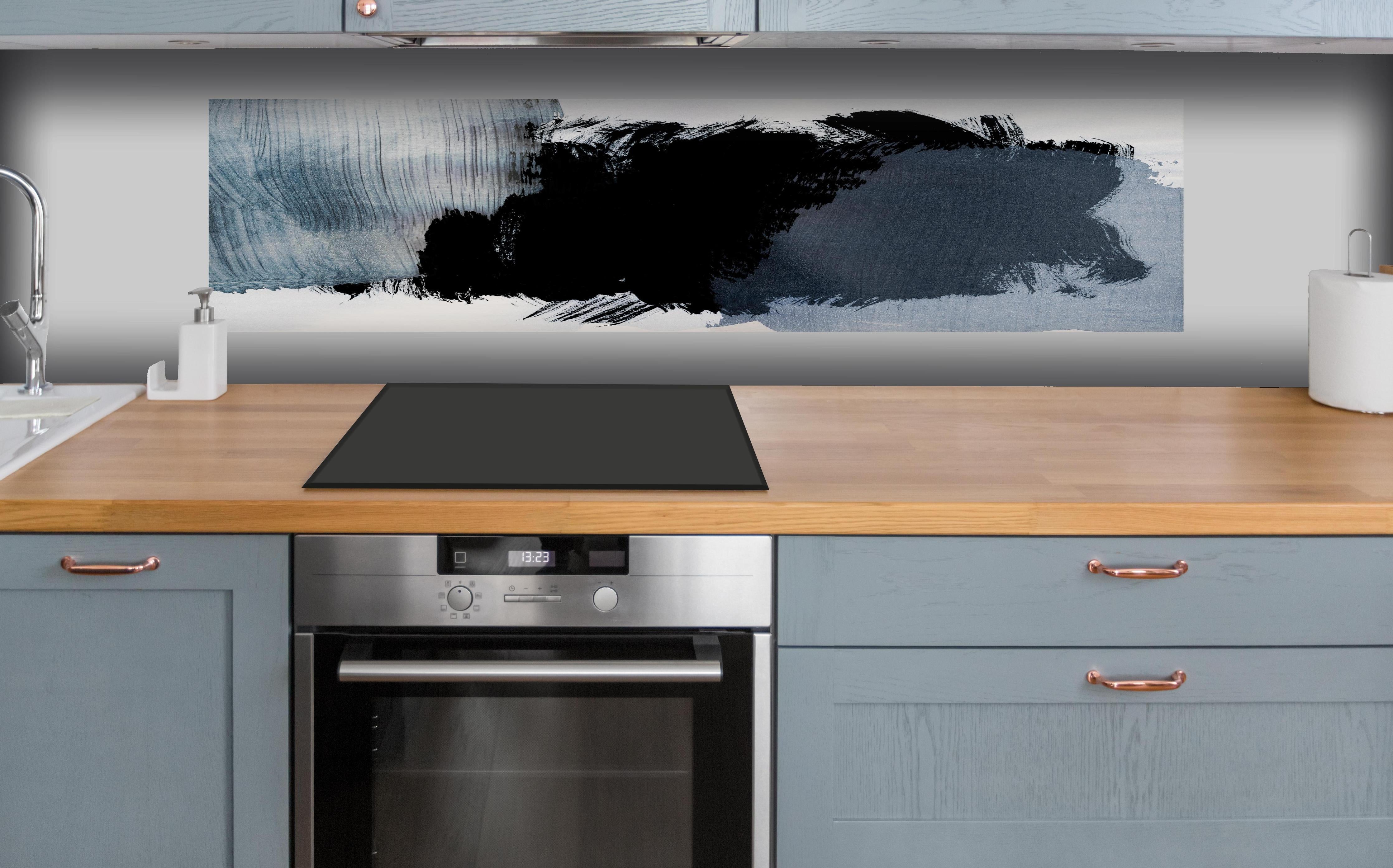 Küche - Abstrakte Kunst in Pastell-Blaugrau-Tönen hinter weißen Hochglanz-Küchenregalen und schwarzem Wasserhahn