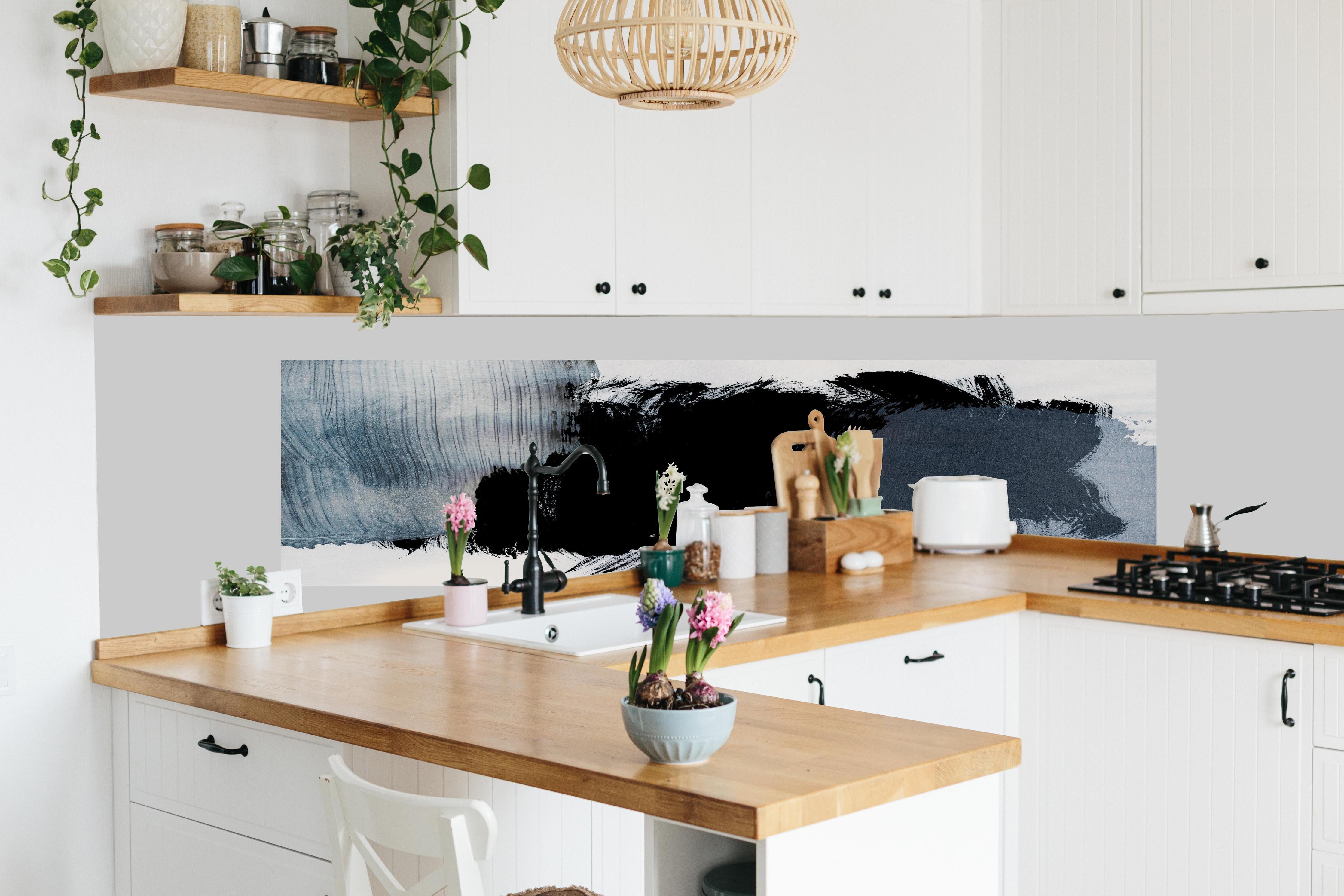 Küche - Abstrakte Kunst in Pastell-Blaugrau-Tönen hinter weißen Hochglanz-Küchenregalen und schwarzem Wasserhahn