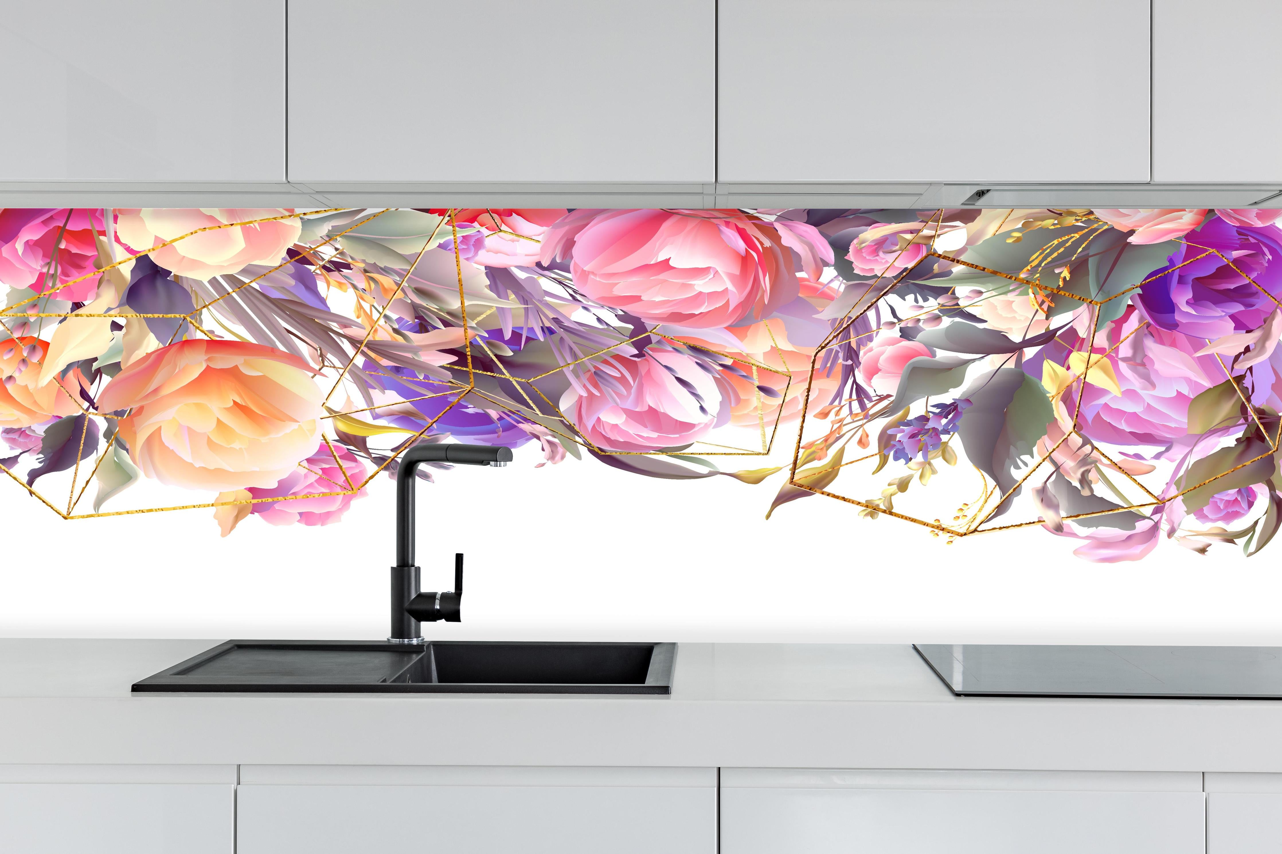 Küche - Abstrakte Kunst mit bunten Blumen und Geometrie hinter weißen Hochglanz-Küchenregalen und schwarzem Wasserhahn