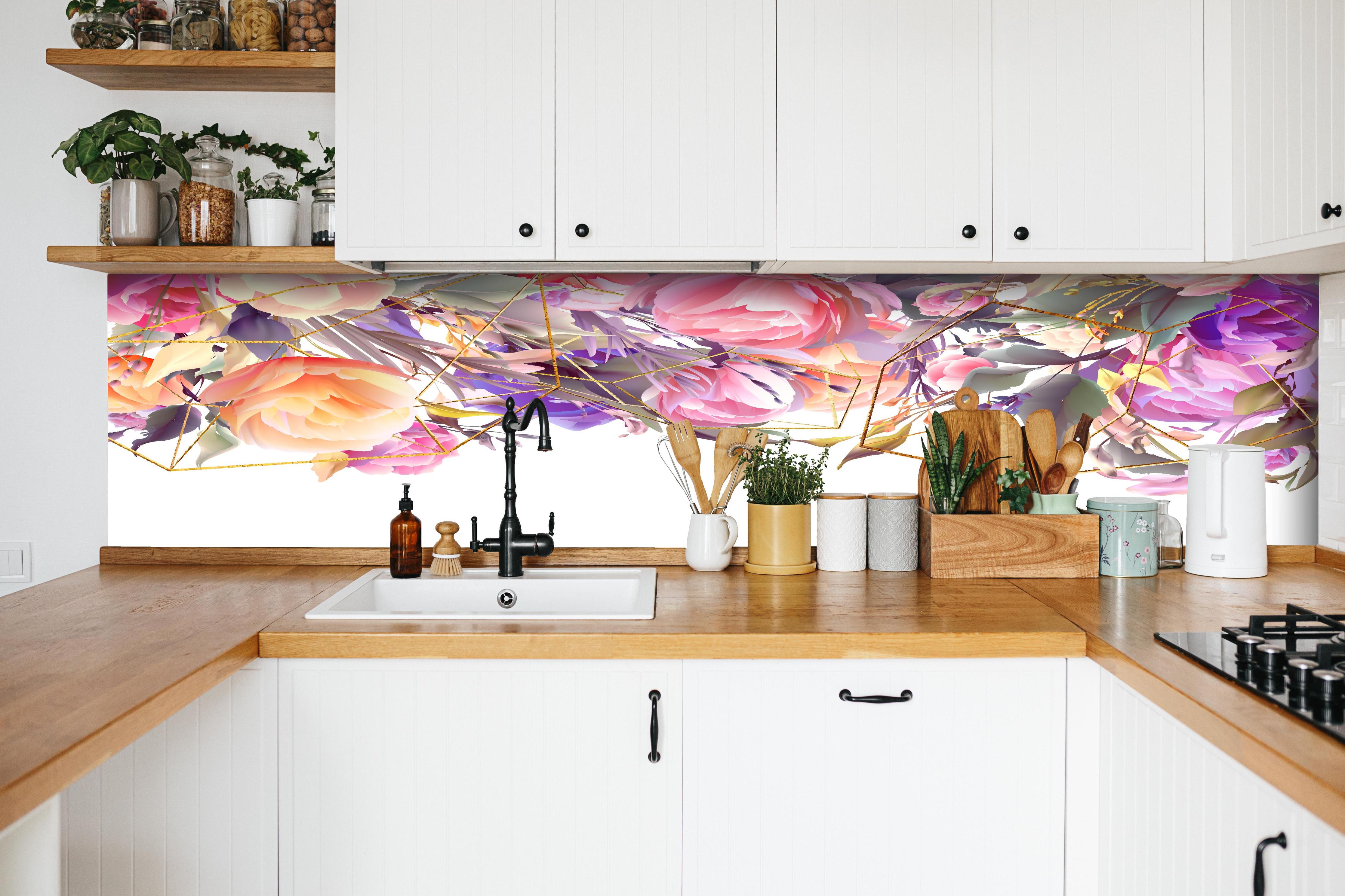 Küche - Abstrakte Kunst mit bunten Blumen und Geometrie hinter weißen Hochglanz-Küchenregalen und schwarzem Wasserhahn