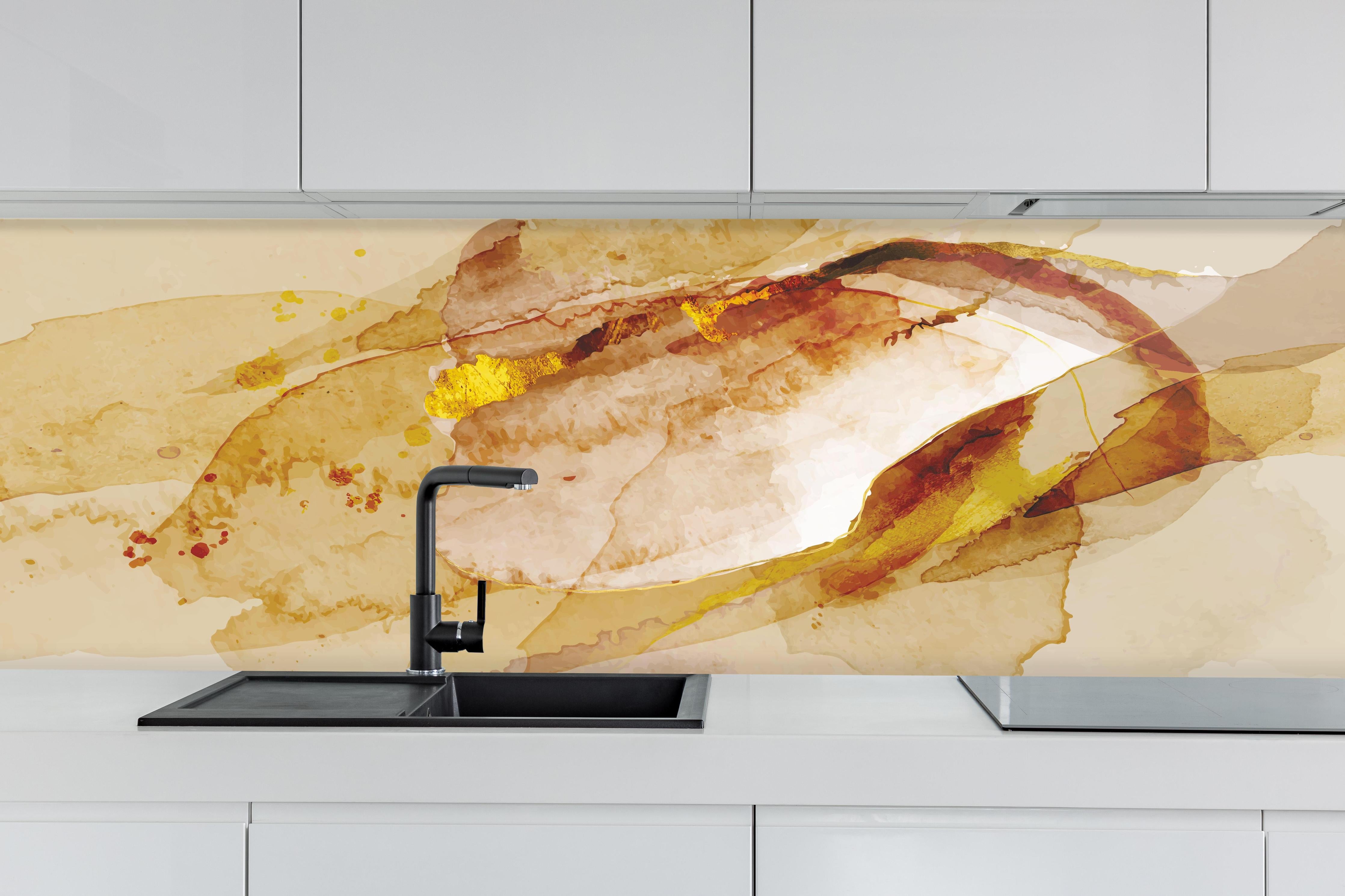 Küche - Abstrakte Kunst mit goldenen Akzenten Aquarell hinter weißen Hochglanz-Küchenregalen und schwarzem Wasserhahn