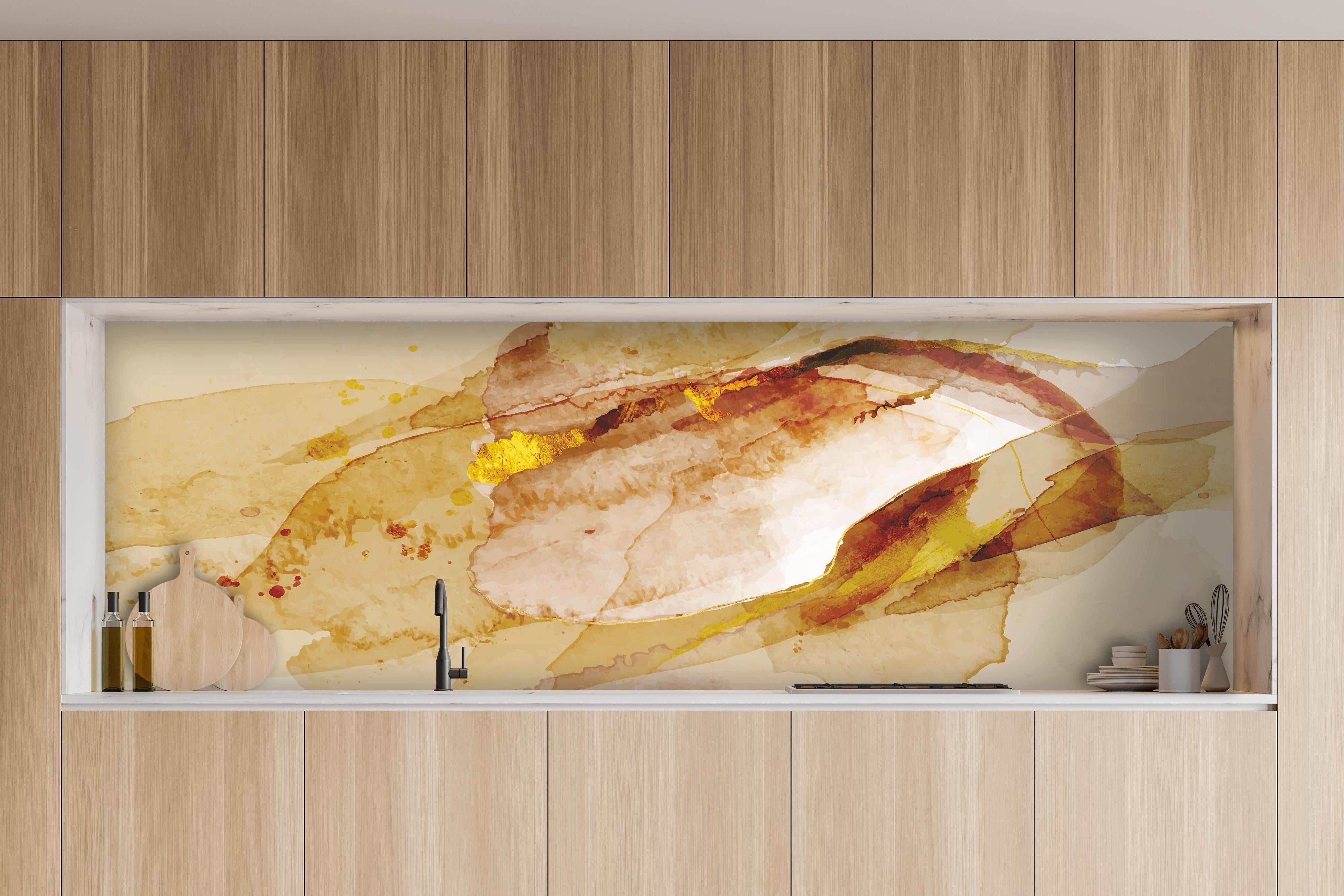 Küche - Abstrakte Kunst mit goldenen Akzenten Aquarell hinter weißen Hochglanz-Küchenregalen und schwarzem Wasserhahn