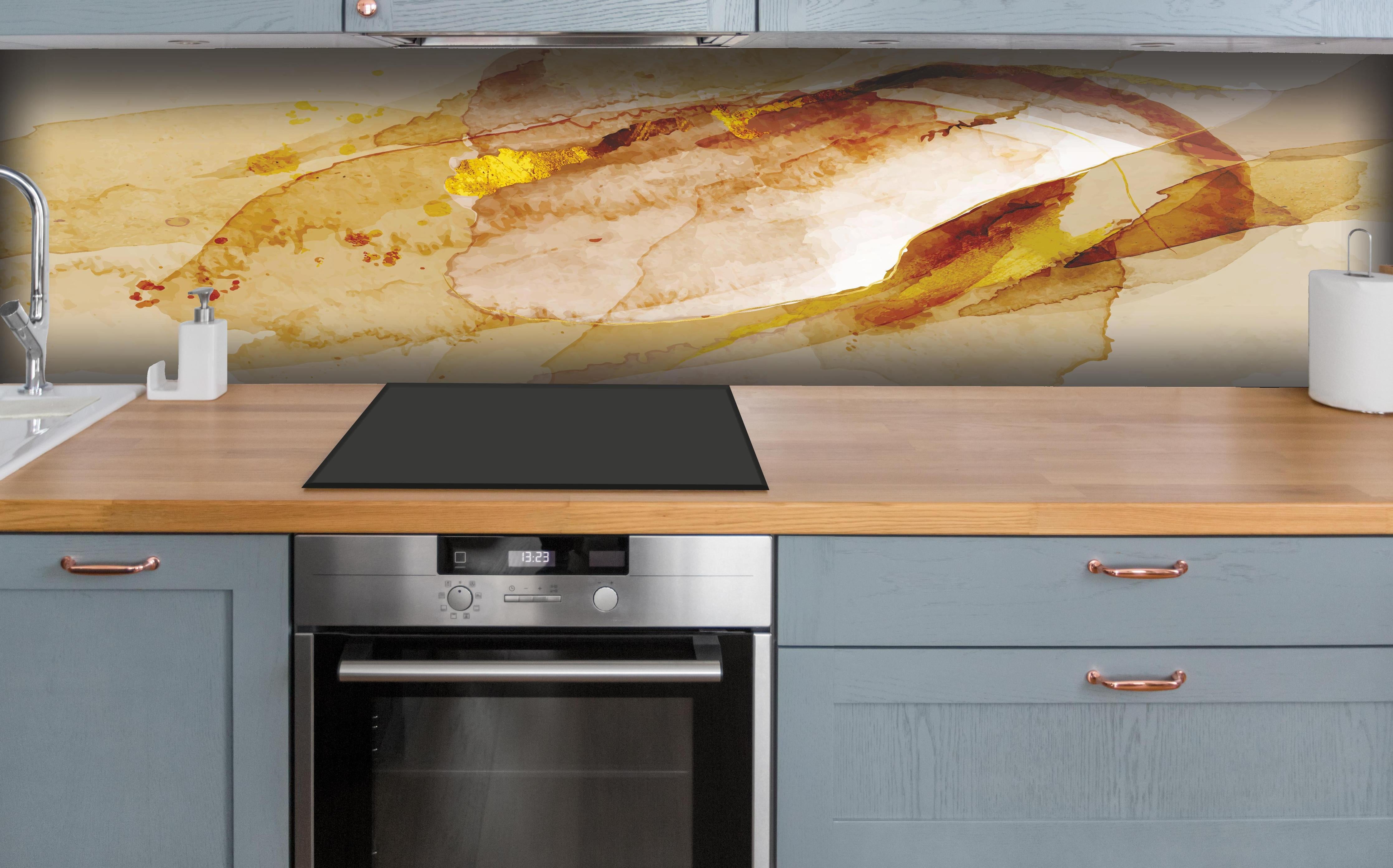 Küche - Abstrakte Kunst mit goldenen Akzenten Aquarell hinter weißen Hochglanz-Küchenregalen und schwarzem Wasserhahn