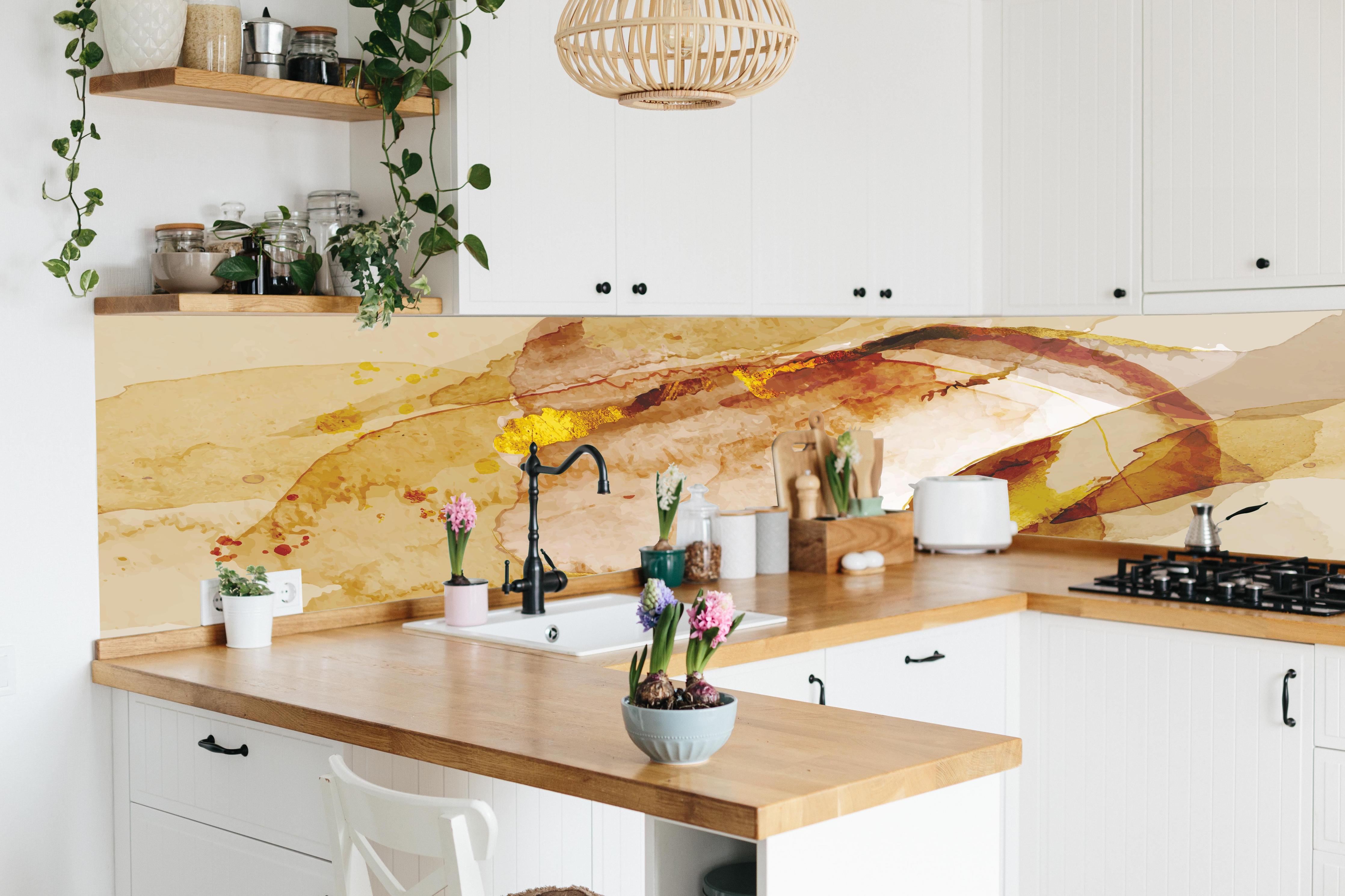 Küche - Abstrakte Kunst mit goldenen Akzenten Aquarell hinter weißen Hochglanz-Küchenregalen und schwarzem Wasserhahn