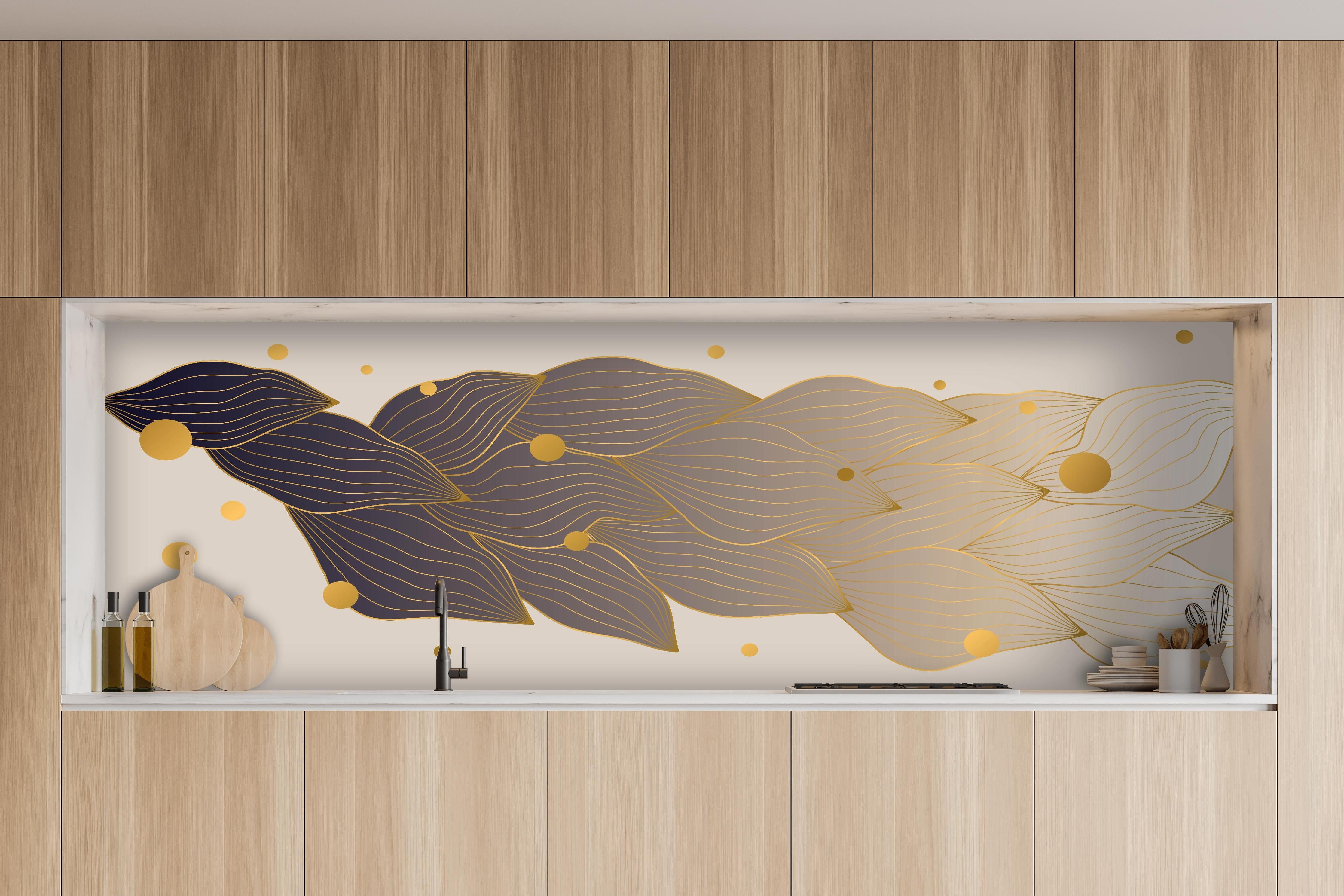 Küche - Abstrakte Kunst mit goldenen Akzenten hinter weißen Hochglanz-Küchenregalen und schwarzem Wasserhahn