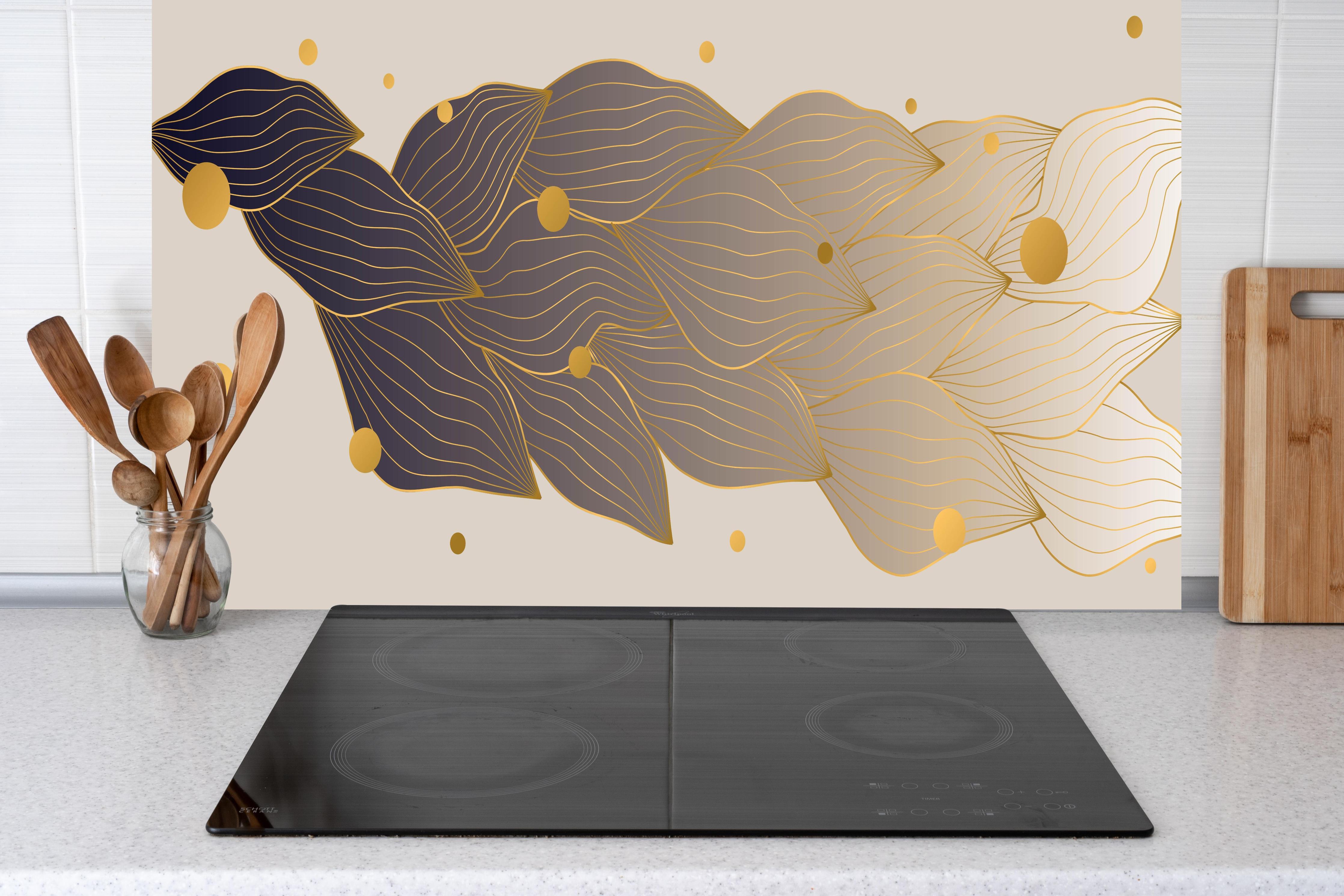 Küche - Abstrakte Kunst mit goldenen Akzenten hinter weißen Hochglanz-Küchenregalen und schwarzem Wasserhahn