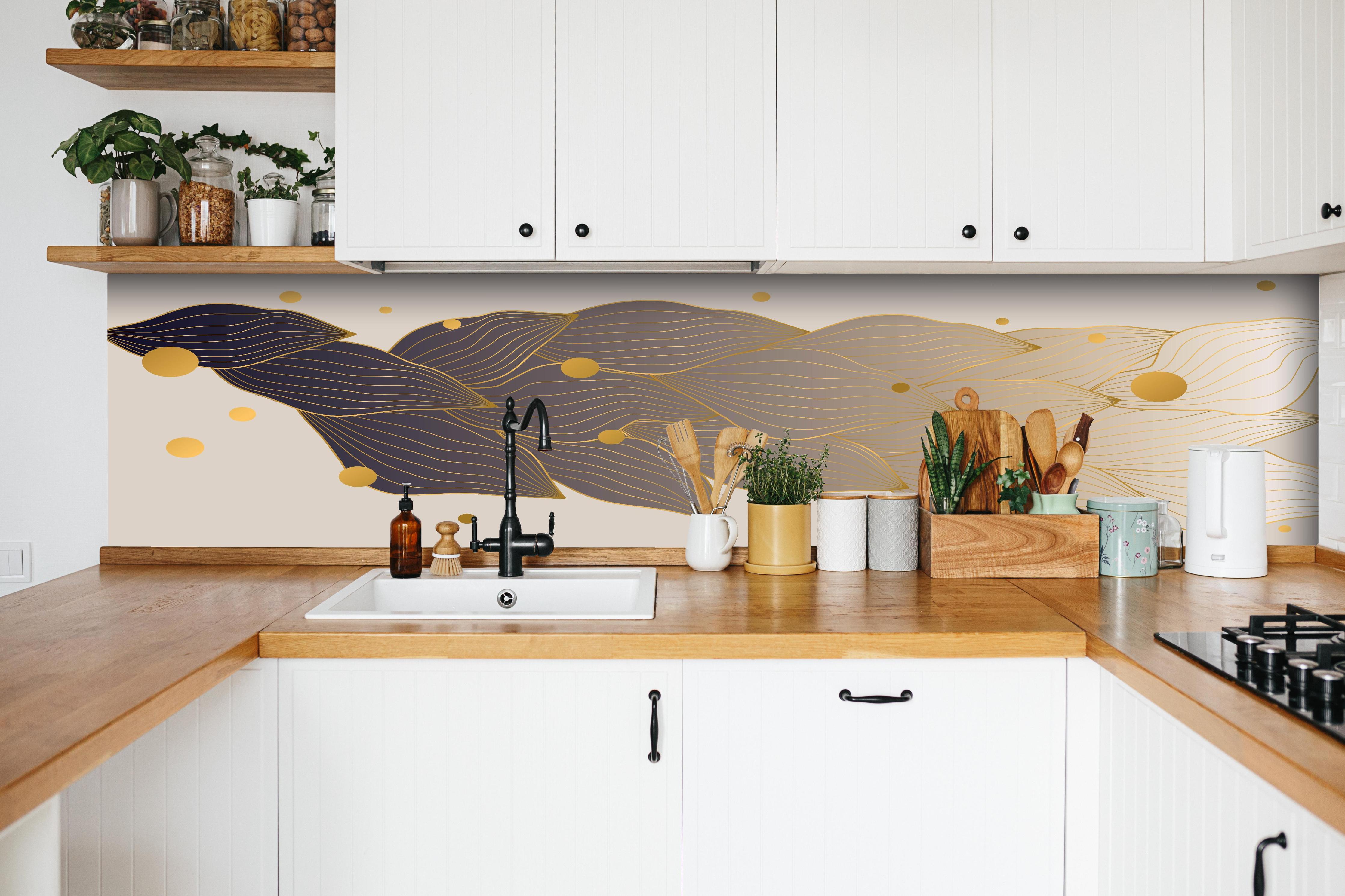 Küche - Abstrakte Kunst mit goldenen Akzenten hinter weißen Hochglanz-Küchenregalen und schwarzem Wasserhahn