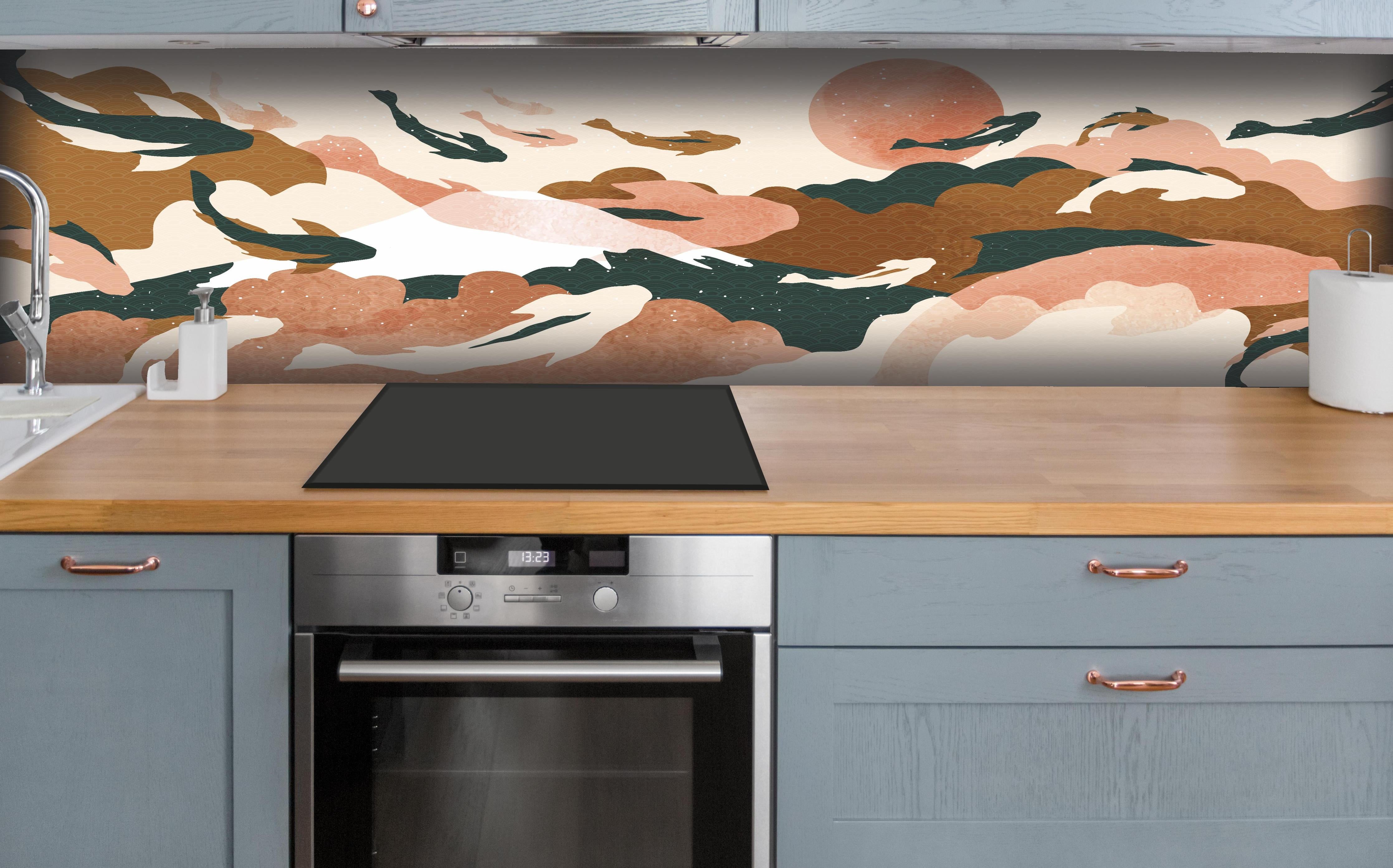 Küche - Abstrakte Landschaft in sanften Pastelltönen hinter weißen Hochglanz-Küchenregalen und schwarzem Wasserhahn