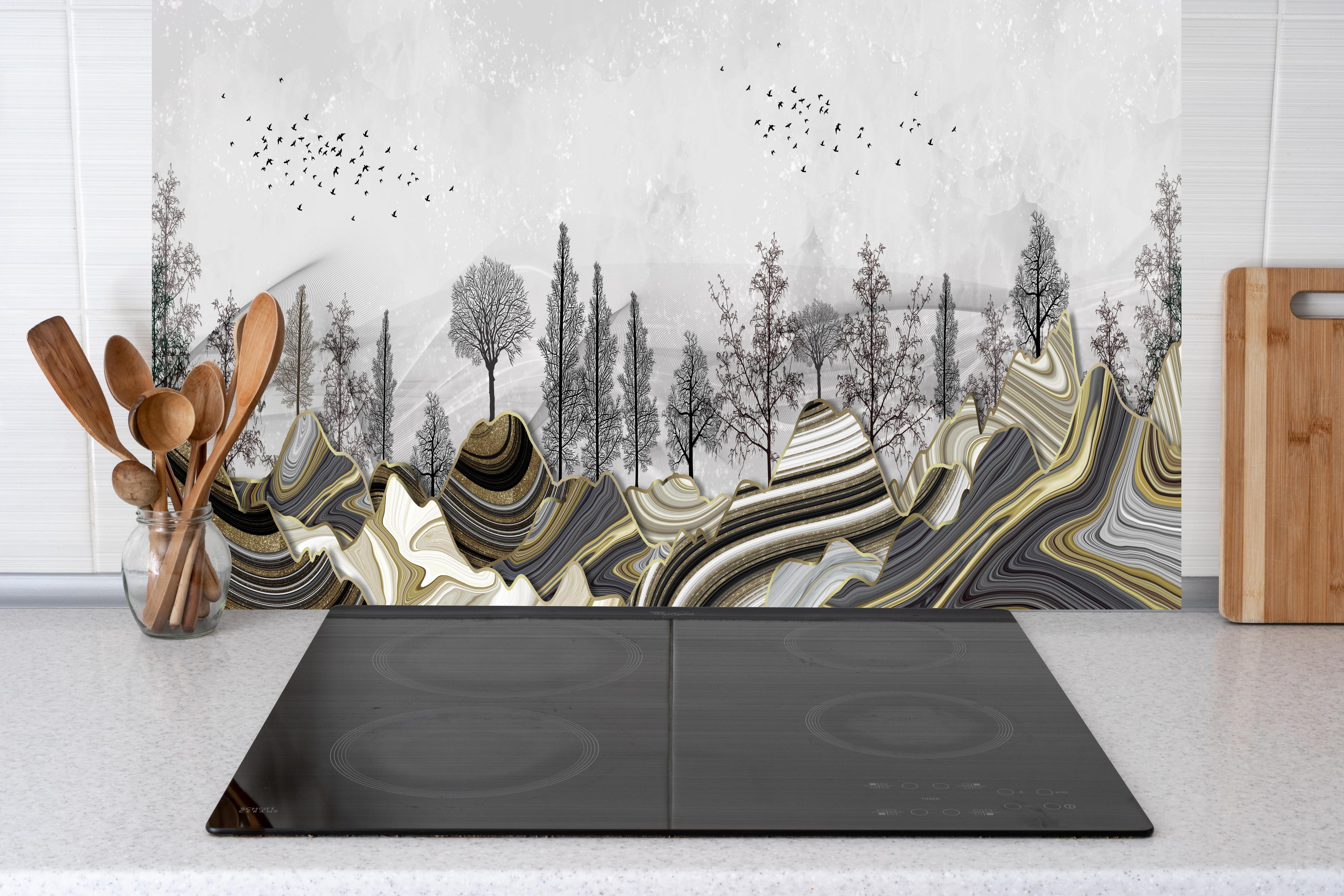 Küche - Abstrakte Landschafts- Zeichnung hinter weißen Hochglanz-Küchenregalen und schwarzem Wasserhahn