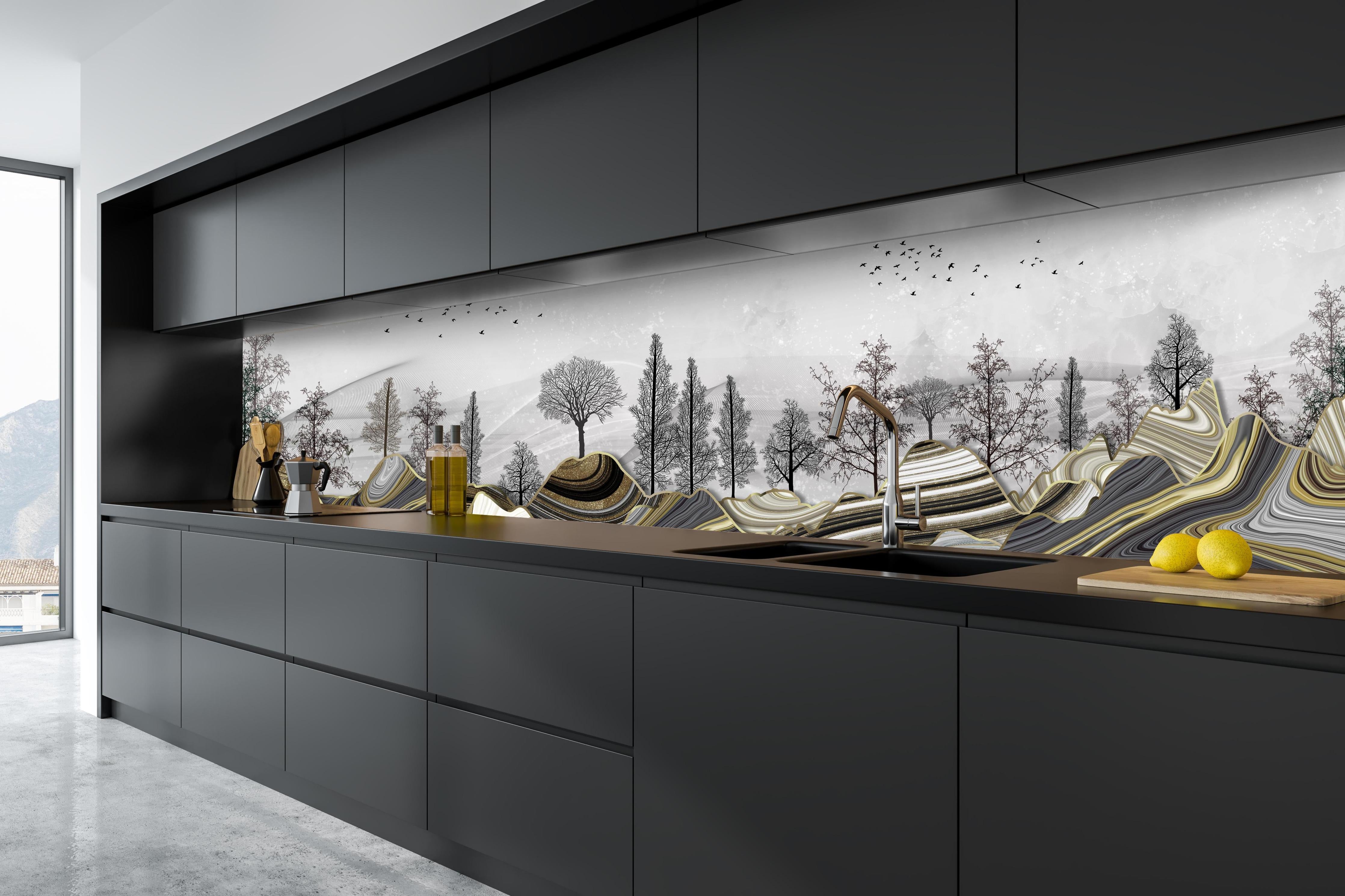 Küche - Abstrakte Landschafts- Zeichnung hinter weißen Hochglanz-Küchenregalen und schwarzem Wasserhahn