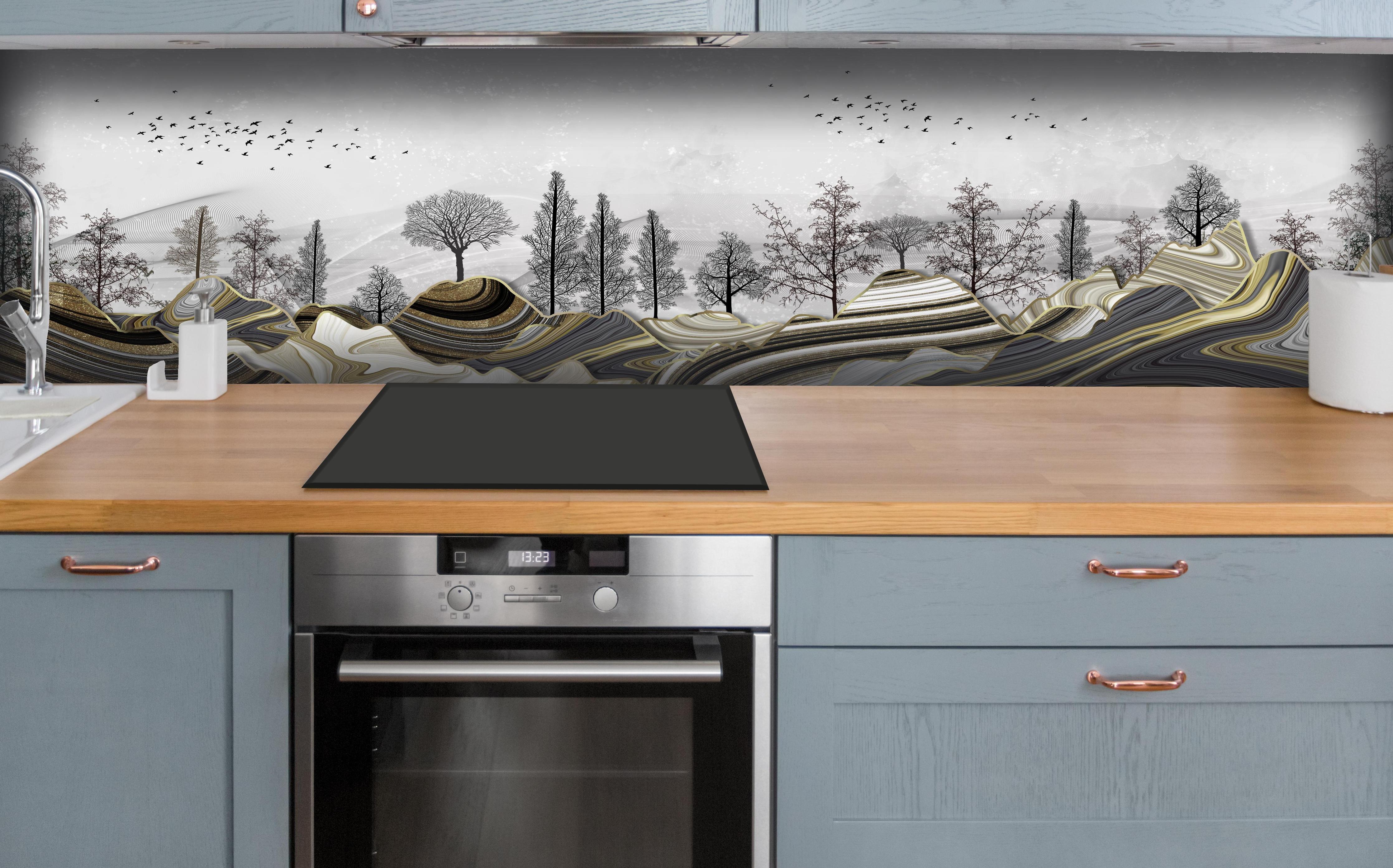 Küche - Abstrakte Landschafts- Zeichnung hinter weißen Hochglanz-Küchenregalen und schwarzem Wasserhahn