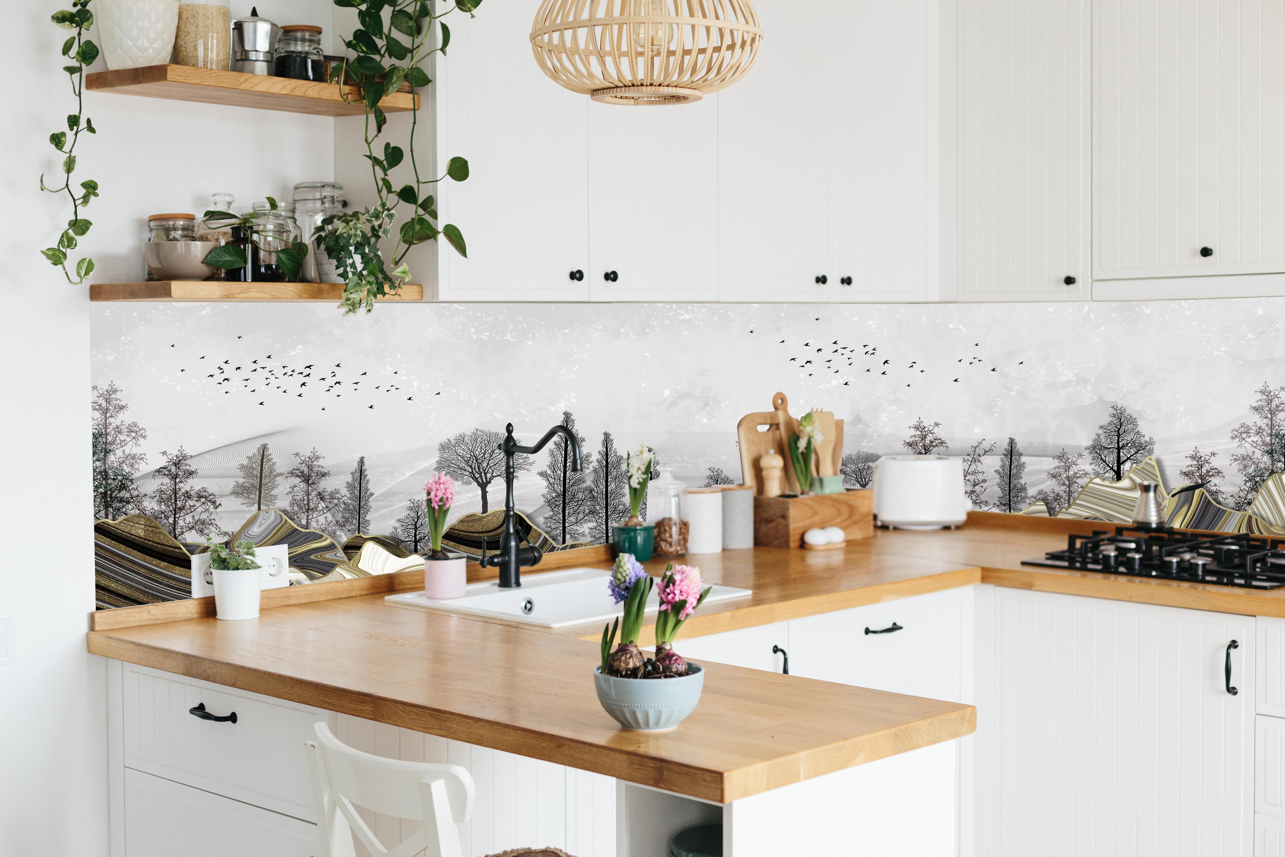 Küche - Abstrakte Landschafts- Zeichnung hinter weißen Hochglanz-Küchenregalen und schwarzem Wasserhahn